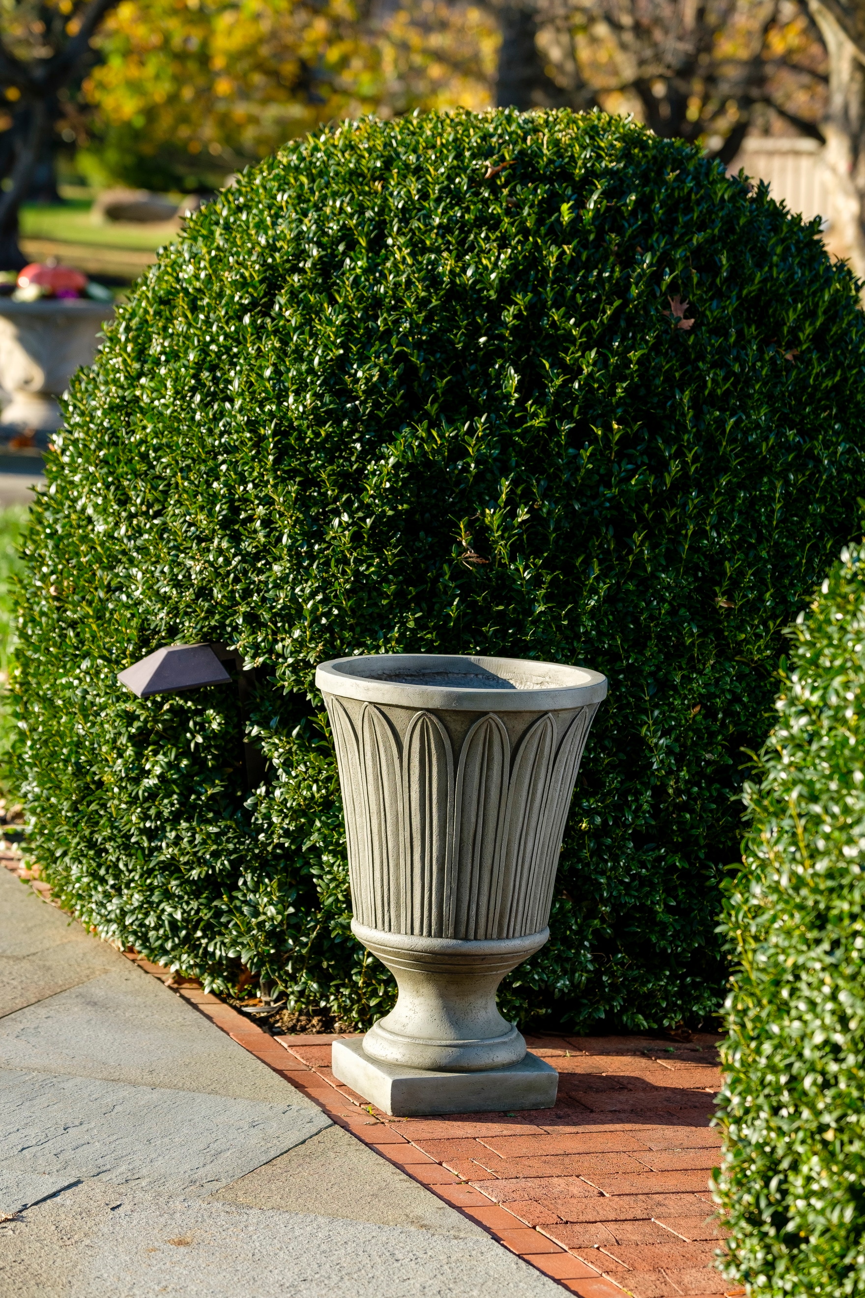 Alfresco Home 61-1726 Round 14.25-in W Large Gray Stone Contemporary/Modern Indoor/Outdoor Planter with Drainage Holes