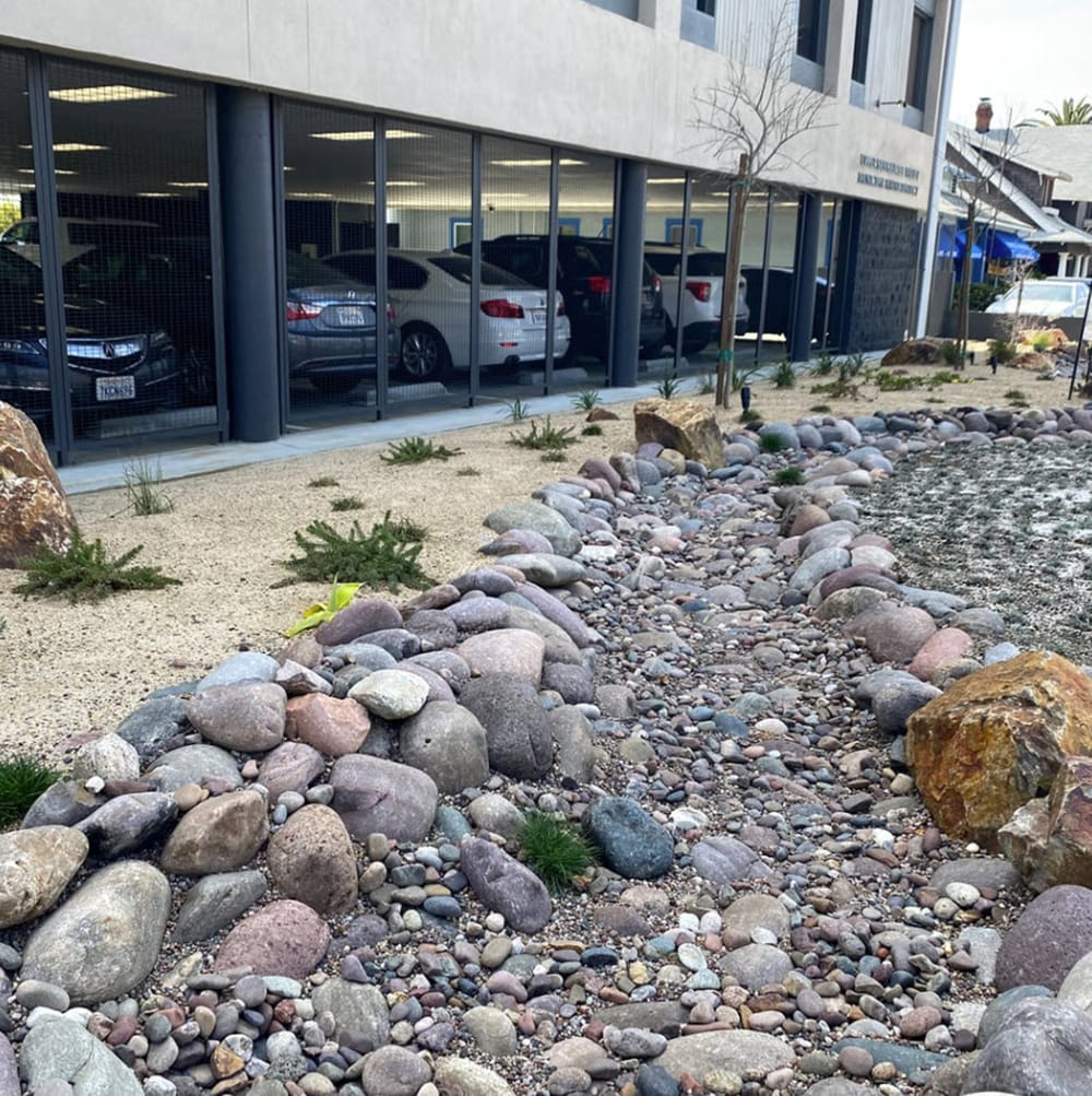 Yard Elements YDE002-0512 5 Cubic feet 500-lbs. Multiple colors/finishes Garden rock ( 3-in Rock Size )