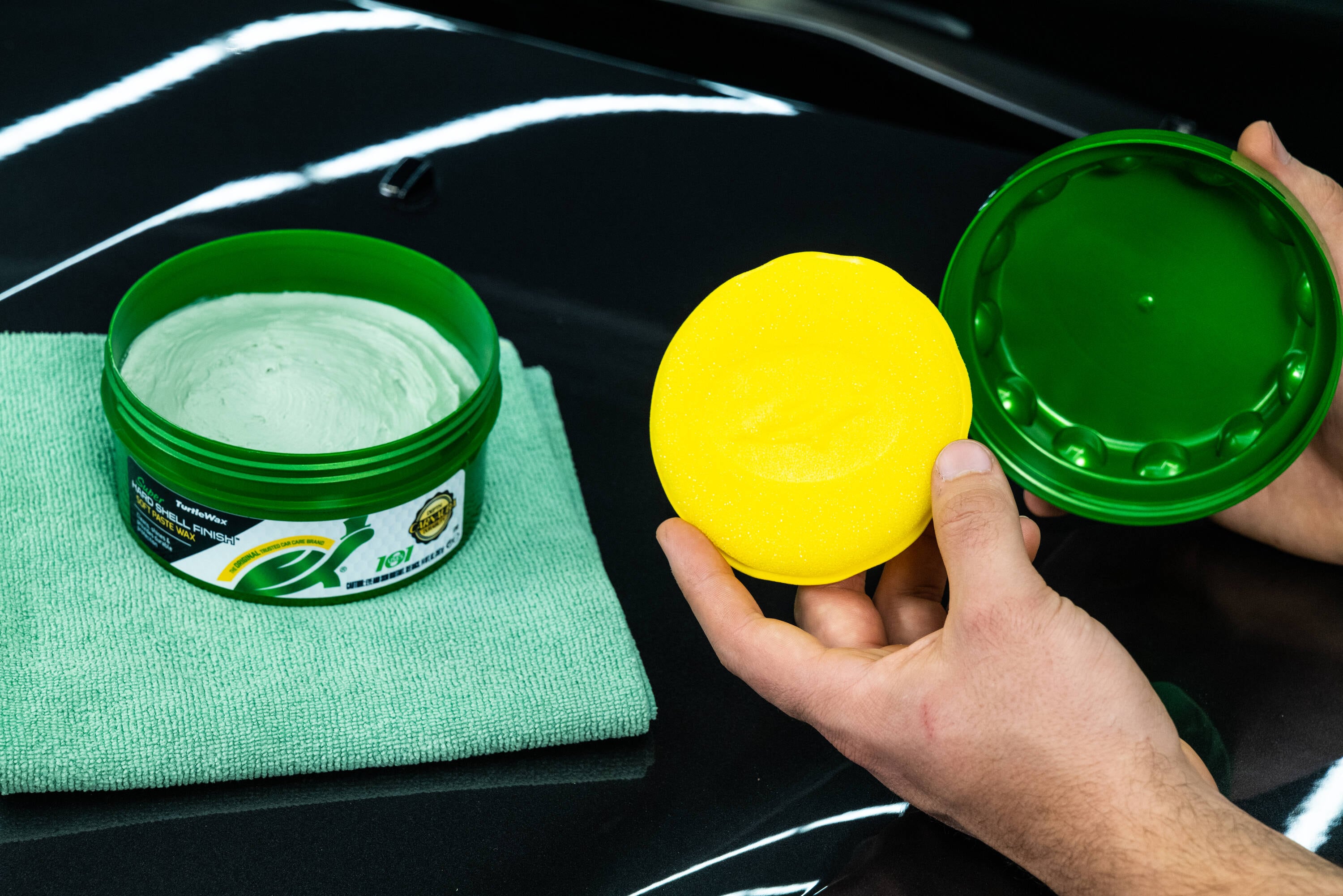 Turtle Wax World's Leading Car Wax 14-oz - Protects Against UV Rays & Acid  Rain - Easy On, Easy Off Formula - Body Wax with Rain Repellent in the Car  Exterior Cleaners