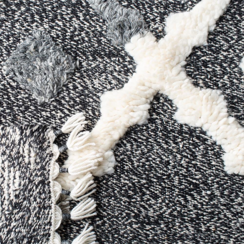 Casablanca 4' x 6' Black and White Wool Shag Rug
