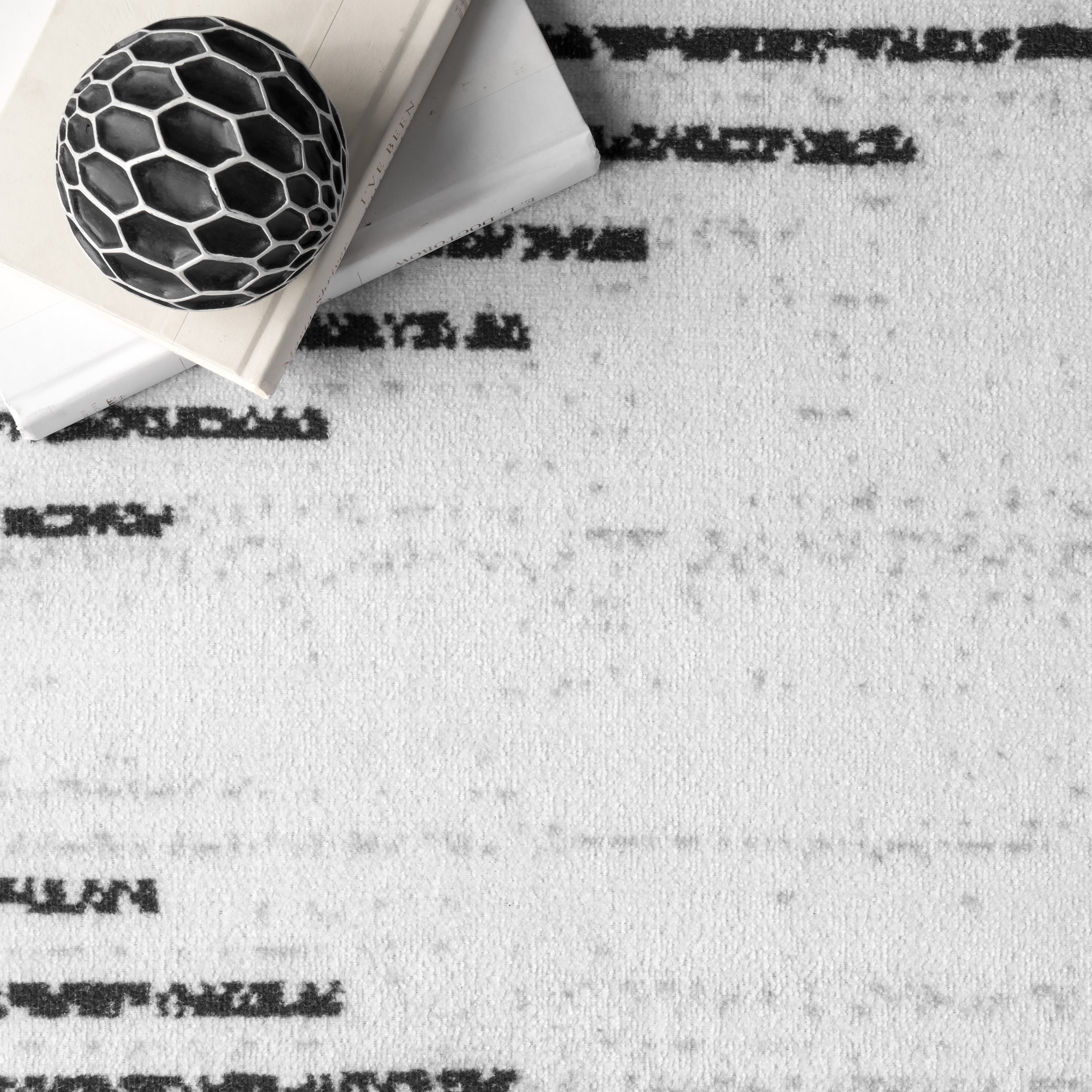 Black and White Diamond Pattern Washable 4' x 6' Rug