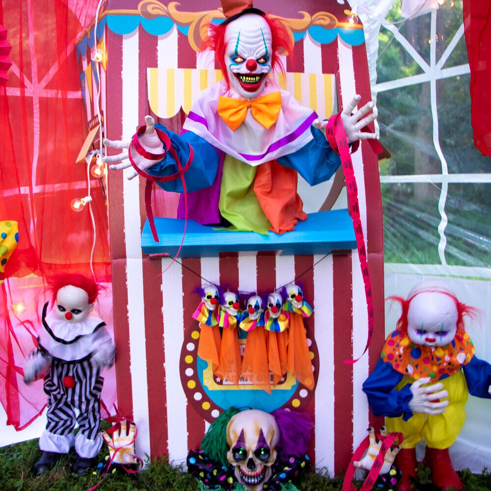 Haunted Hill Farm Freestanding Screeching Lighted Clown Animatronic in ...