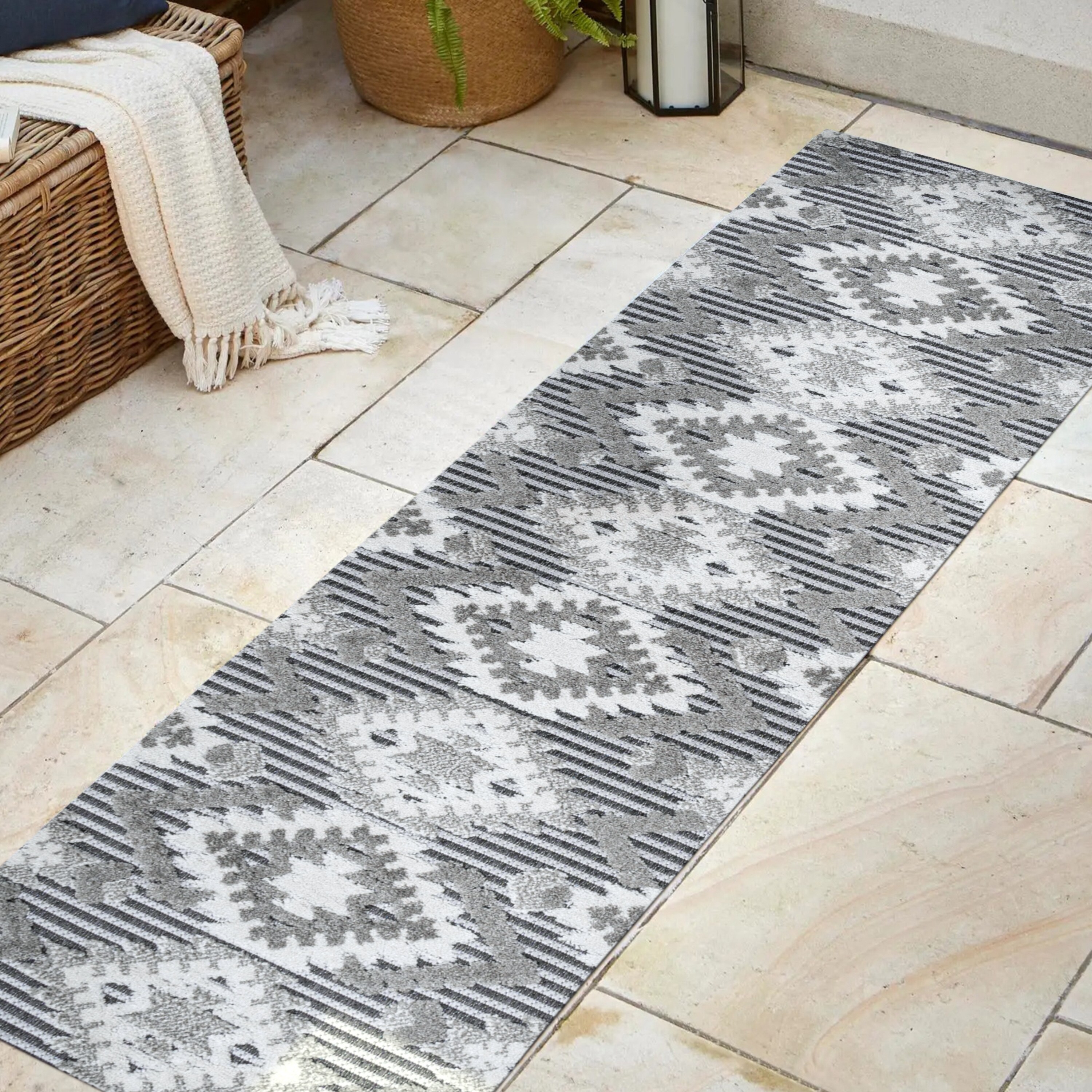 Modern Geometric Gray/White/Black Synthetic Indoor/Outdoor Area Rug