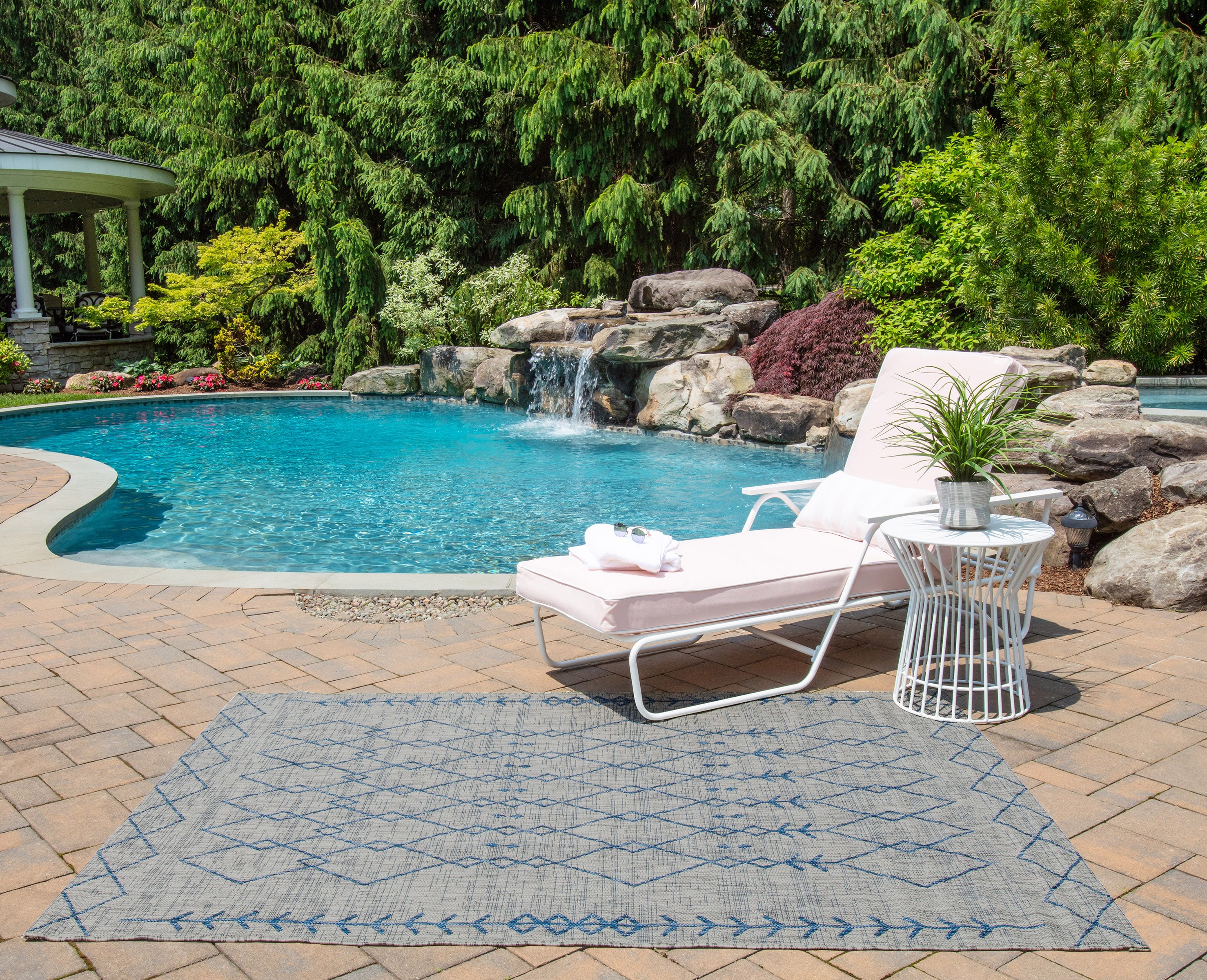 Momeni VILLAVI-08GRY6796 7 x 10 (ft) Polypropylene Gray Rectangular Indoor/Outdoor Geometric Area rug