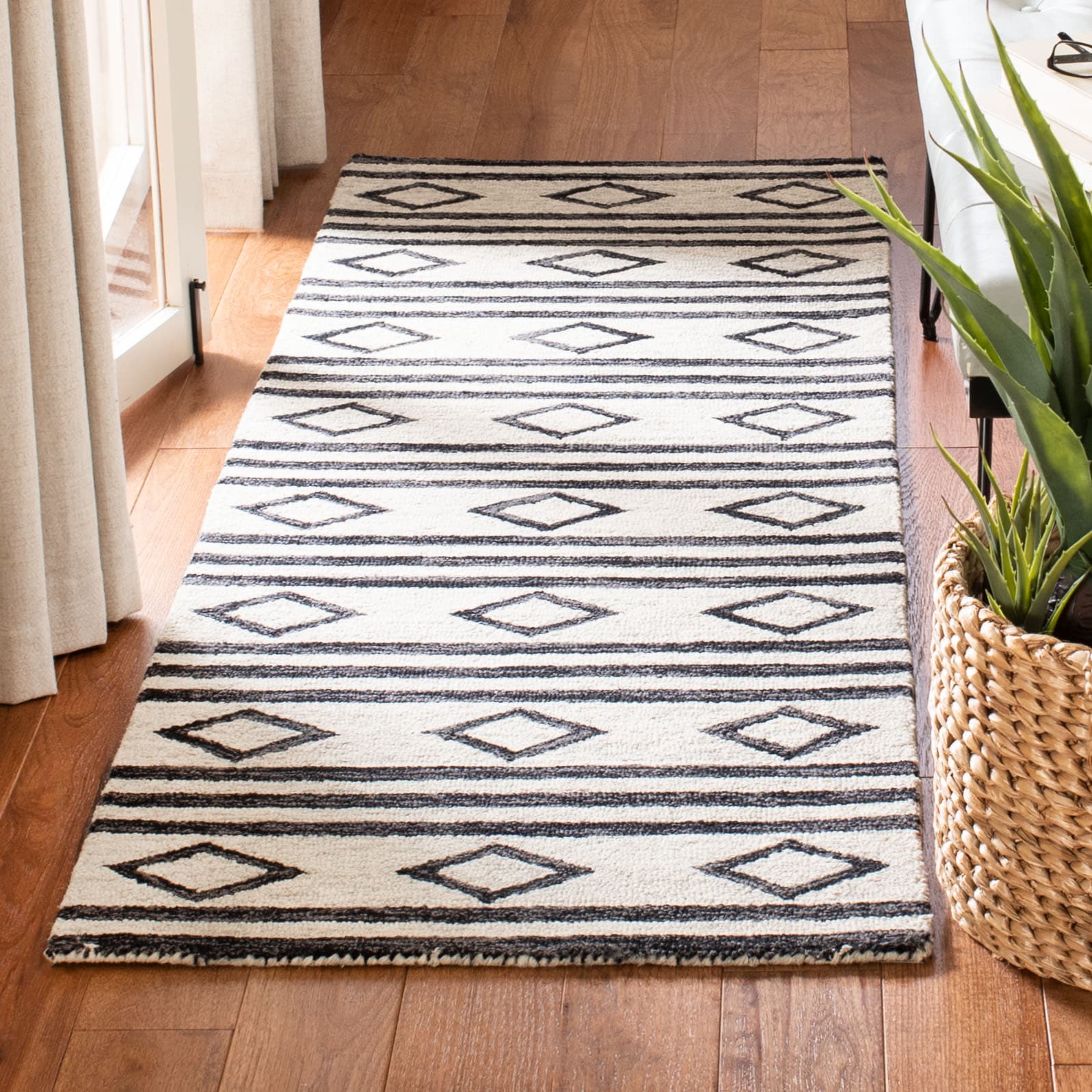  Micro-Loop 153 Ivory/Charcoal Bohemian 2ft-6in x 9ft Runner Rug