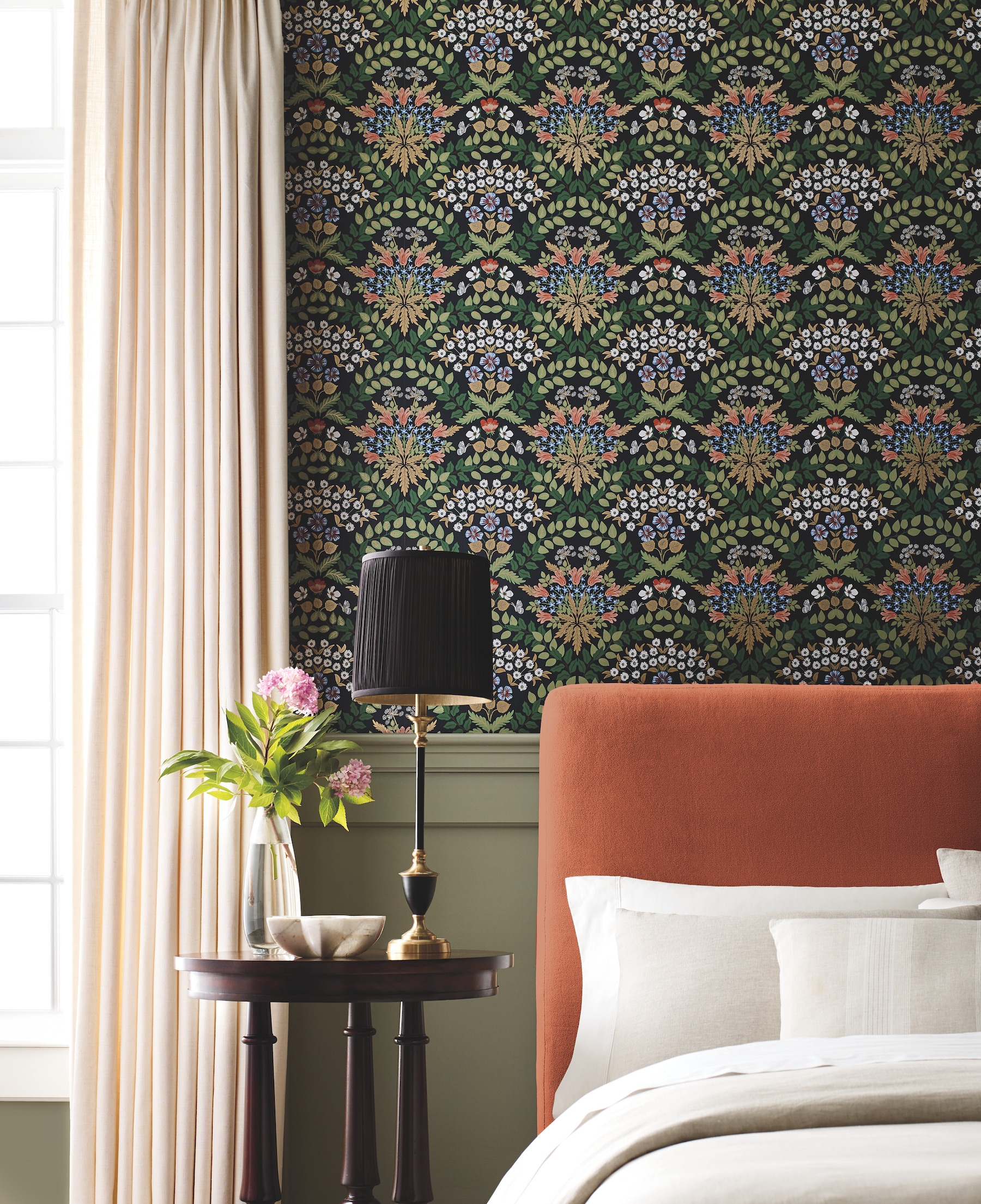 Rifle Paper RP7318 60.8-Sq. Feet Black Non-woven Ivy/Vines Unpasted Wallpaper
