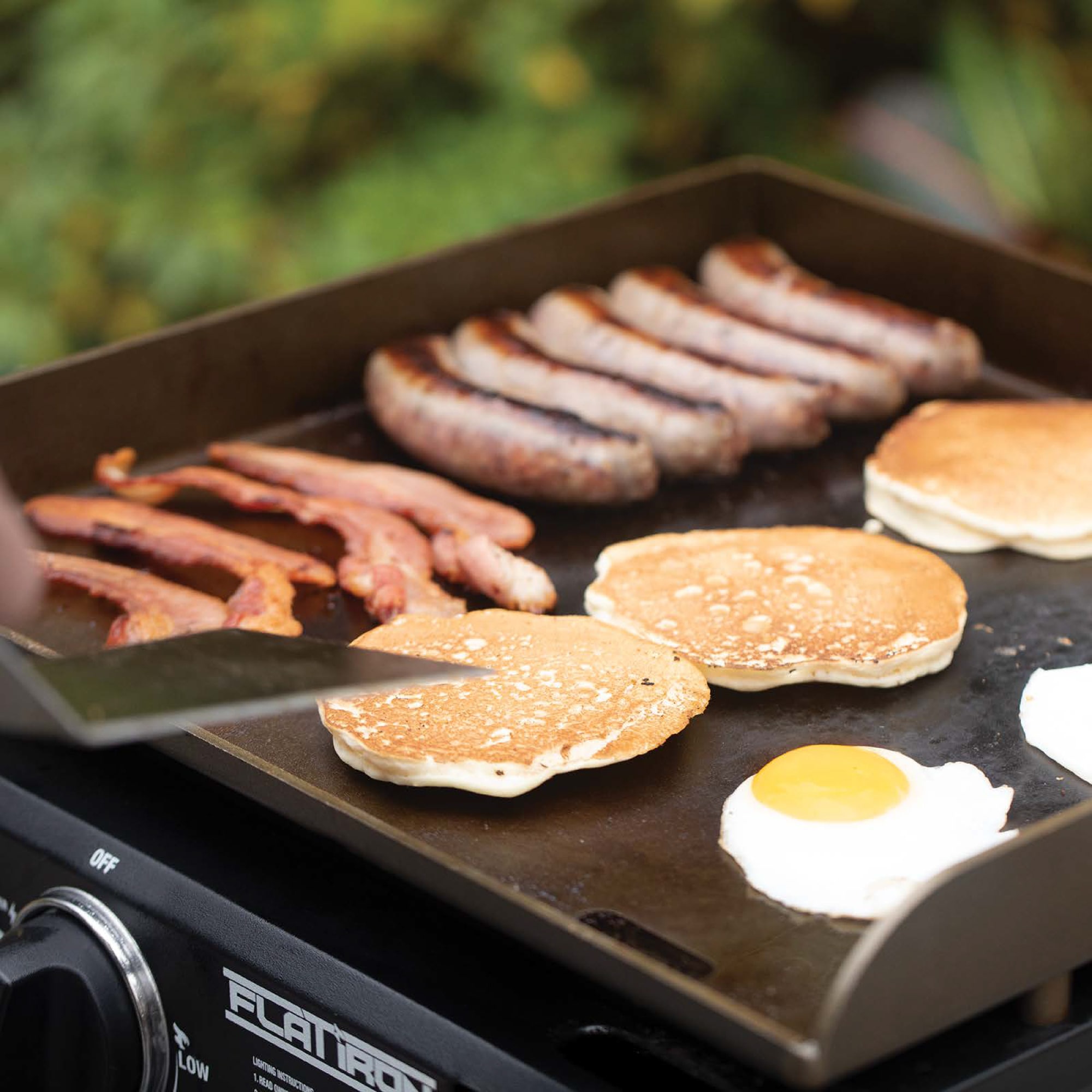 Char-Griller Flat Iron Portable Griddle 1-Burner Liquid Propane Flat Top  Grill in the Flat Top Grills department at