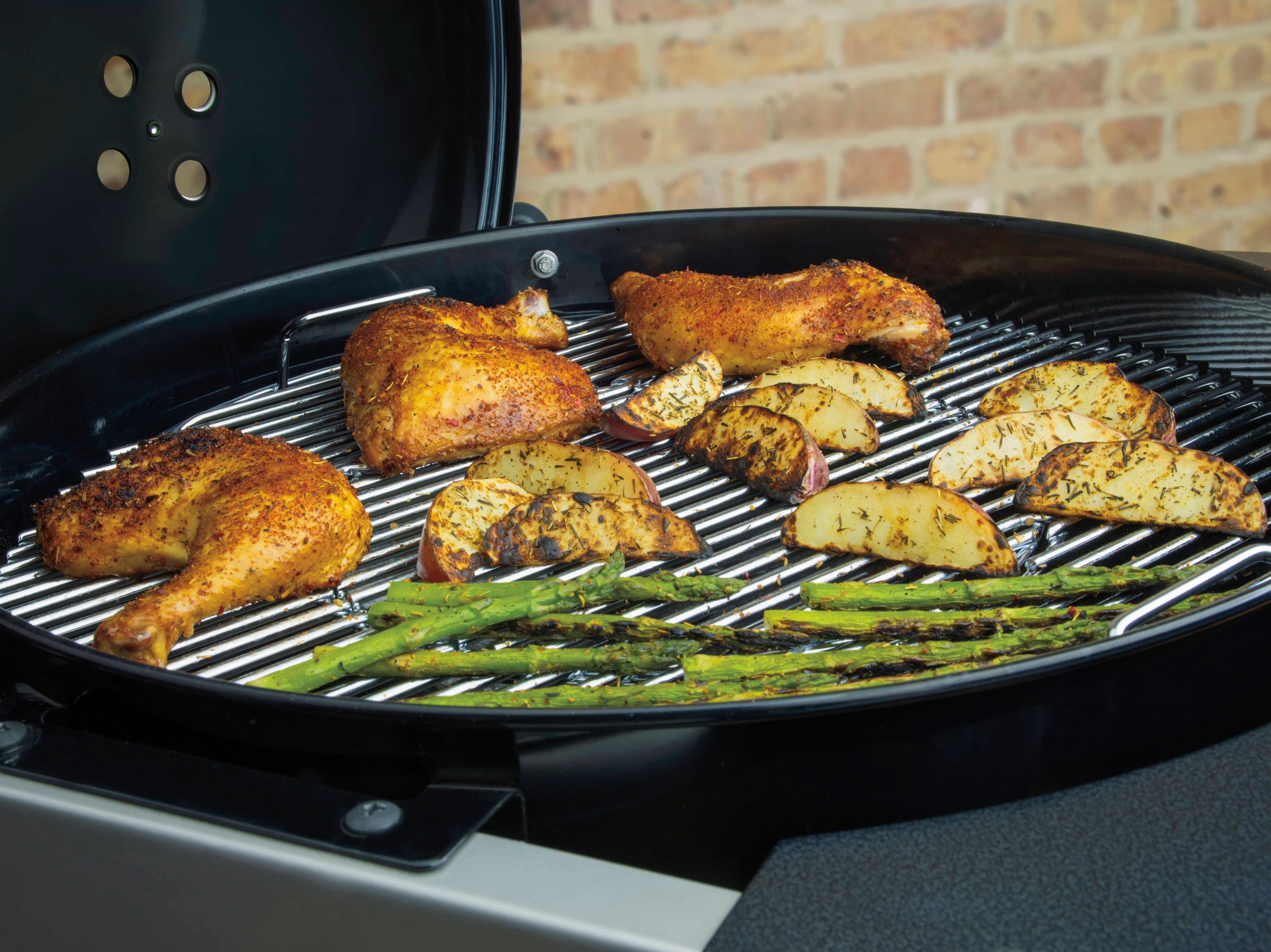 Weber Performer Deluxe 22-in W Black Kettle Charcoal Grill in the Charcoal  Grills department at