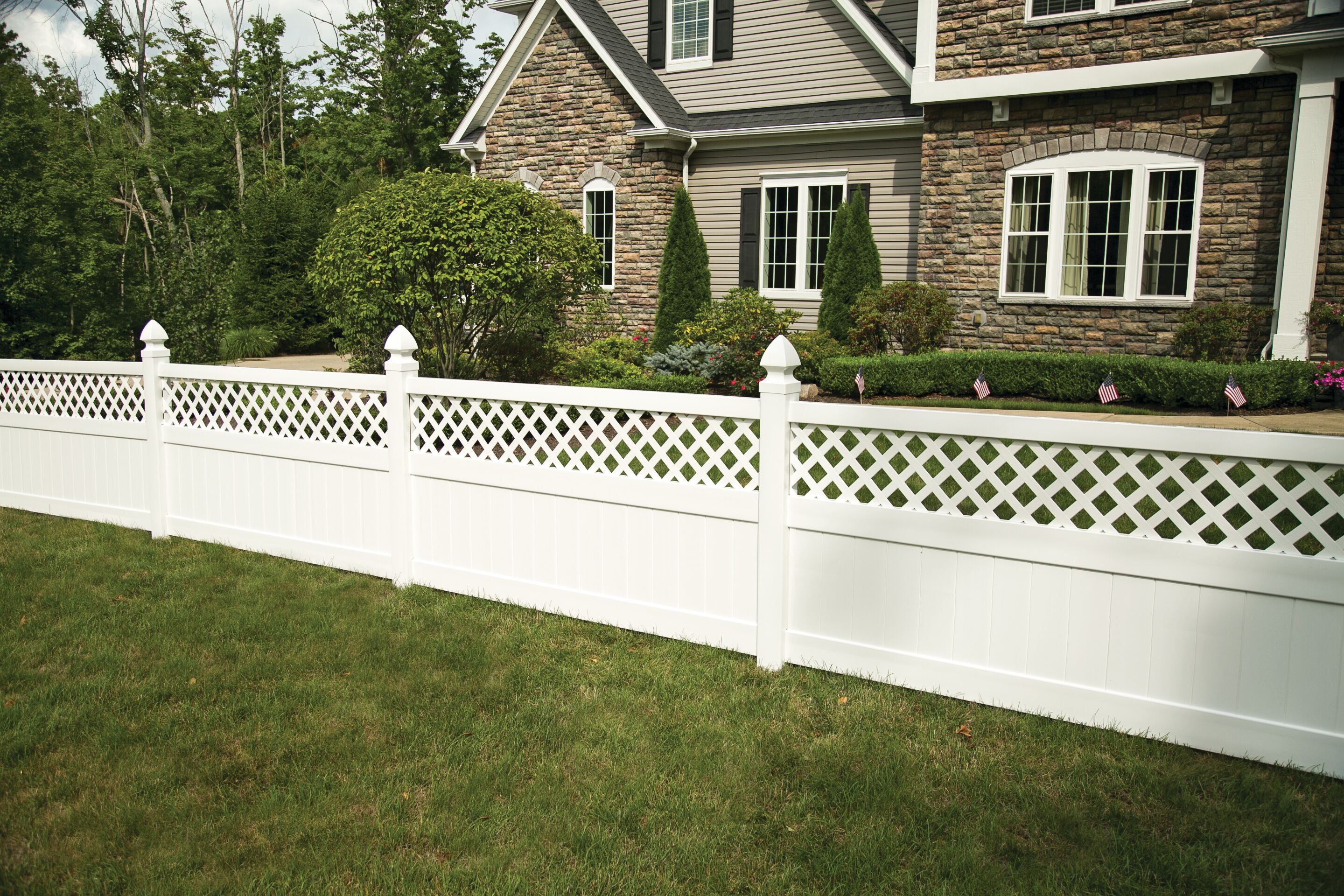 Freedom Ready-to-Assemble Conway 5-ft H x 8-ft W White Vinyl Lattice-Top Vinyl Fence Panel