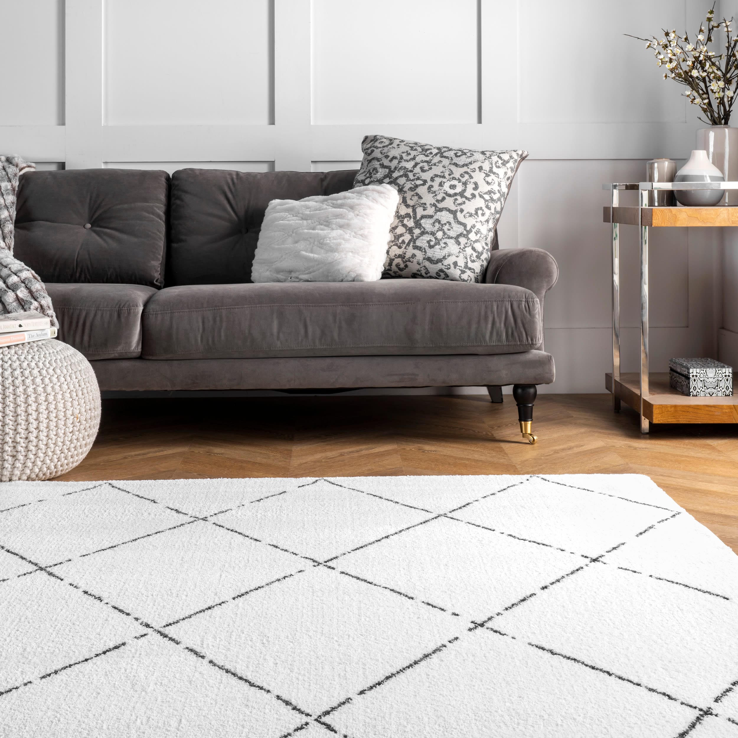 Handmade Black Geometric 4' x 6' Tufted Shag Rug