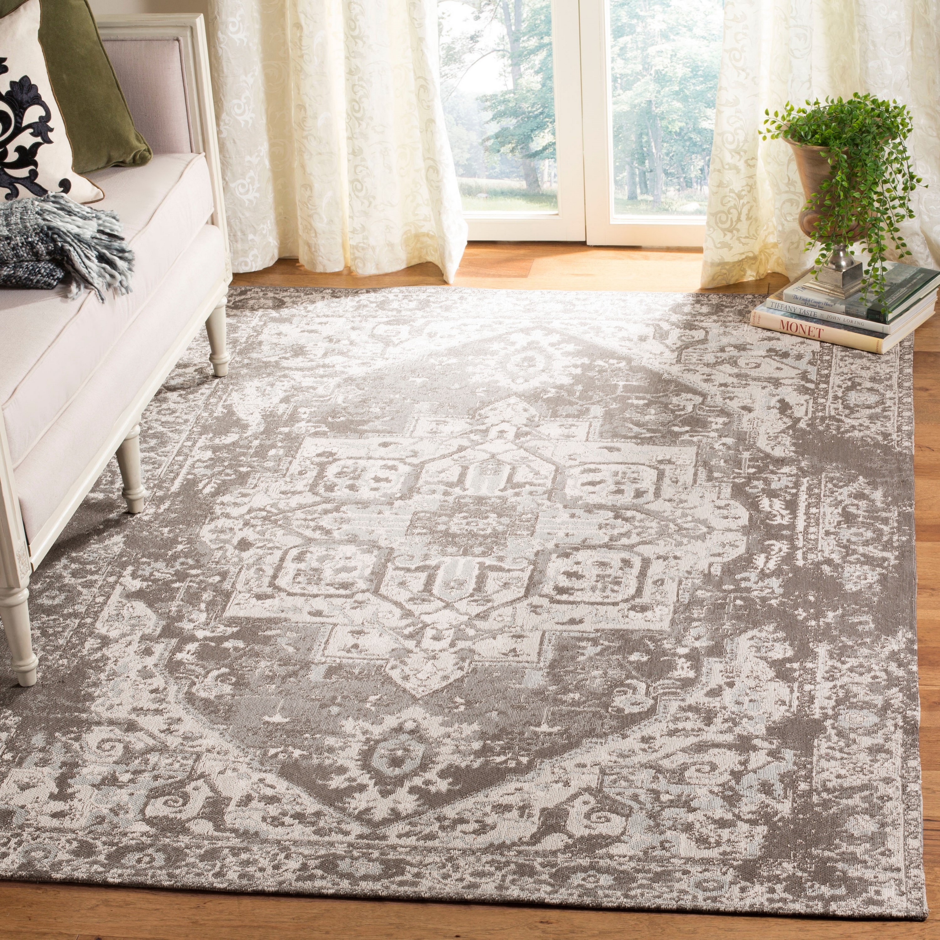 Safavieh CLV111F-4 Classic Vintage Stion 4 x 6 (ft) Loomed Polyester Gray Rectangular Indoor Distressed/Overdyed Vintage Area rug