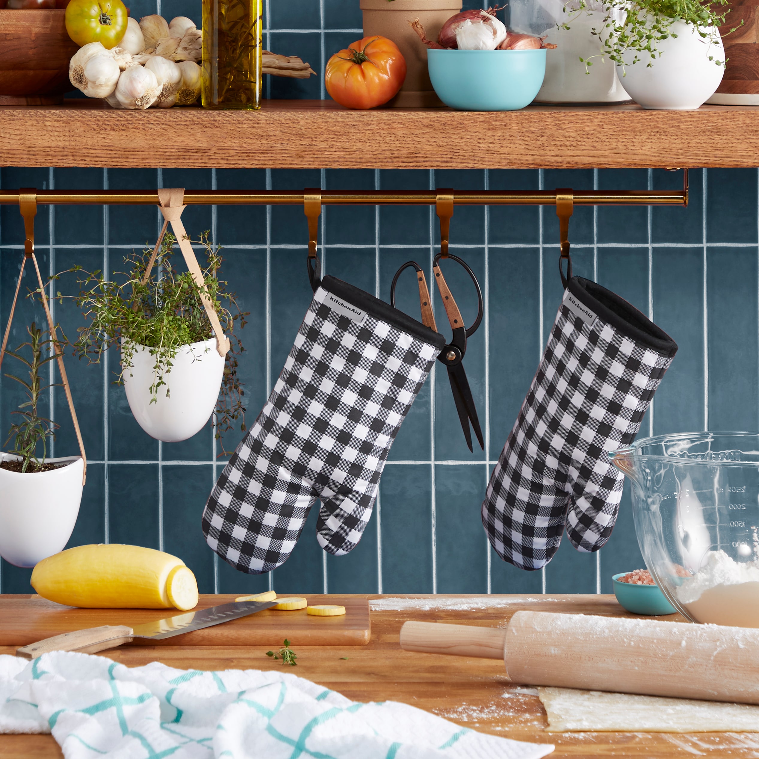 Onyx Black and White Gingham Cotton Oven Mitt Set, 7" x 13", 2-Piece