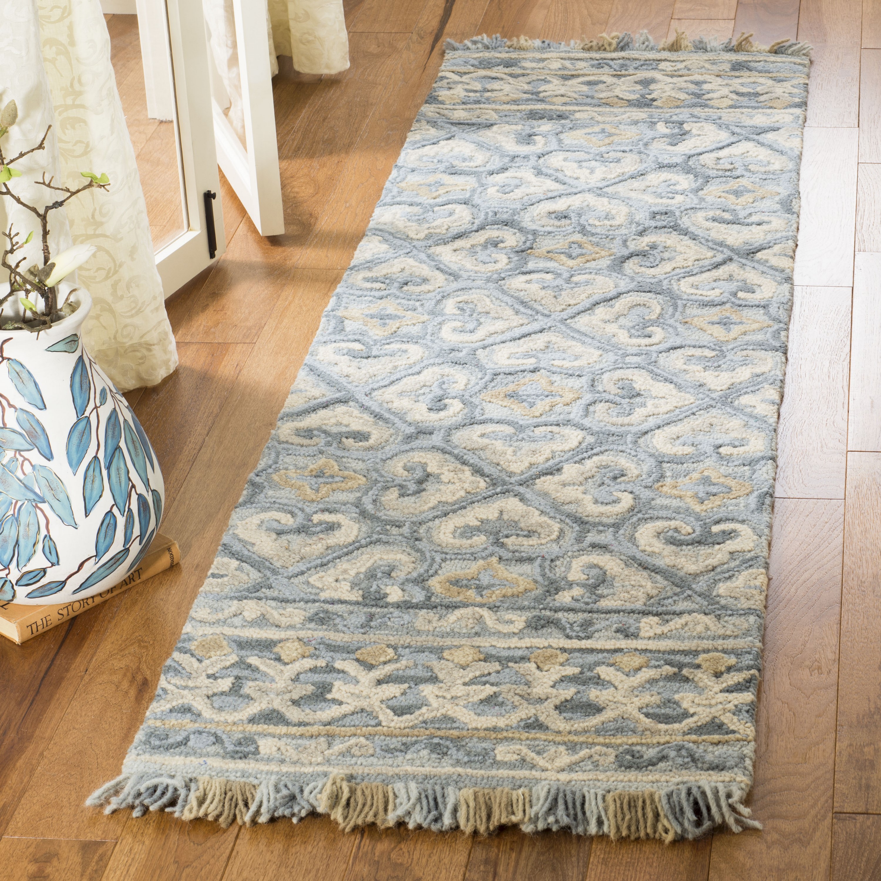 Safavieh BLM420A-28 Blossom Omie 2 x 8 (ft) Tufted Wool Light Beige/Blue Rectangular Indoor Floral/Botanical Farmhouse/Cottage Runner rug