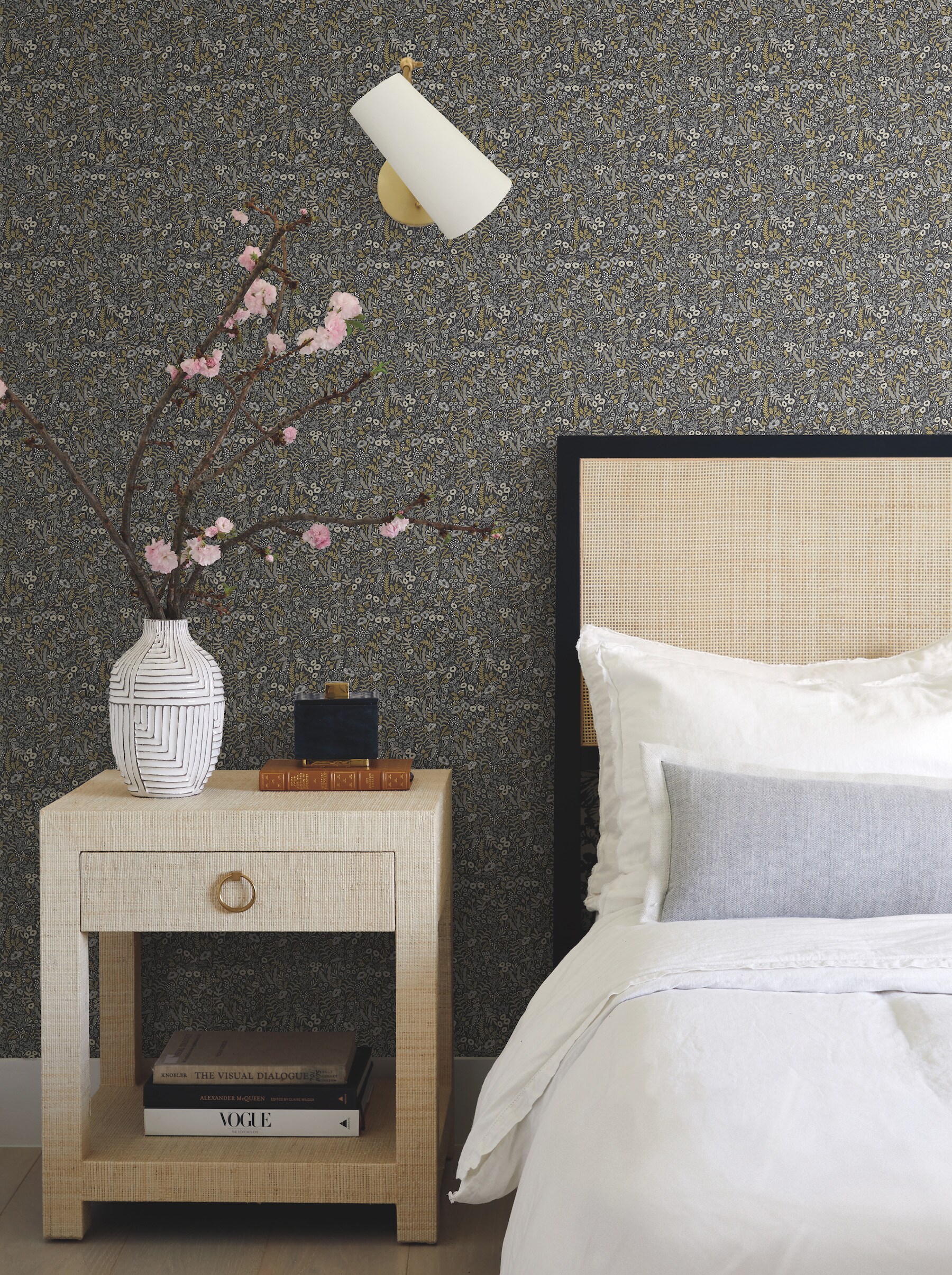 Rifle Paper RI5125 60.8-Sq. Feet Black Beige Non-woven Ivy/Vines Unpasted Wallpaper