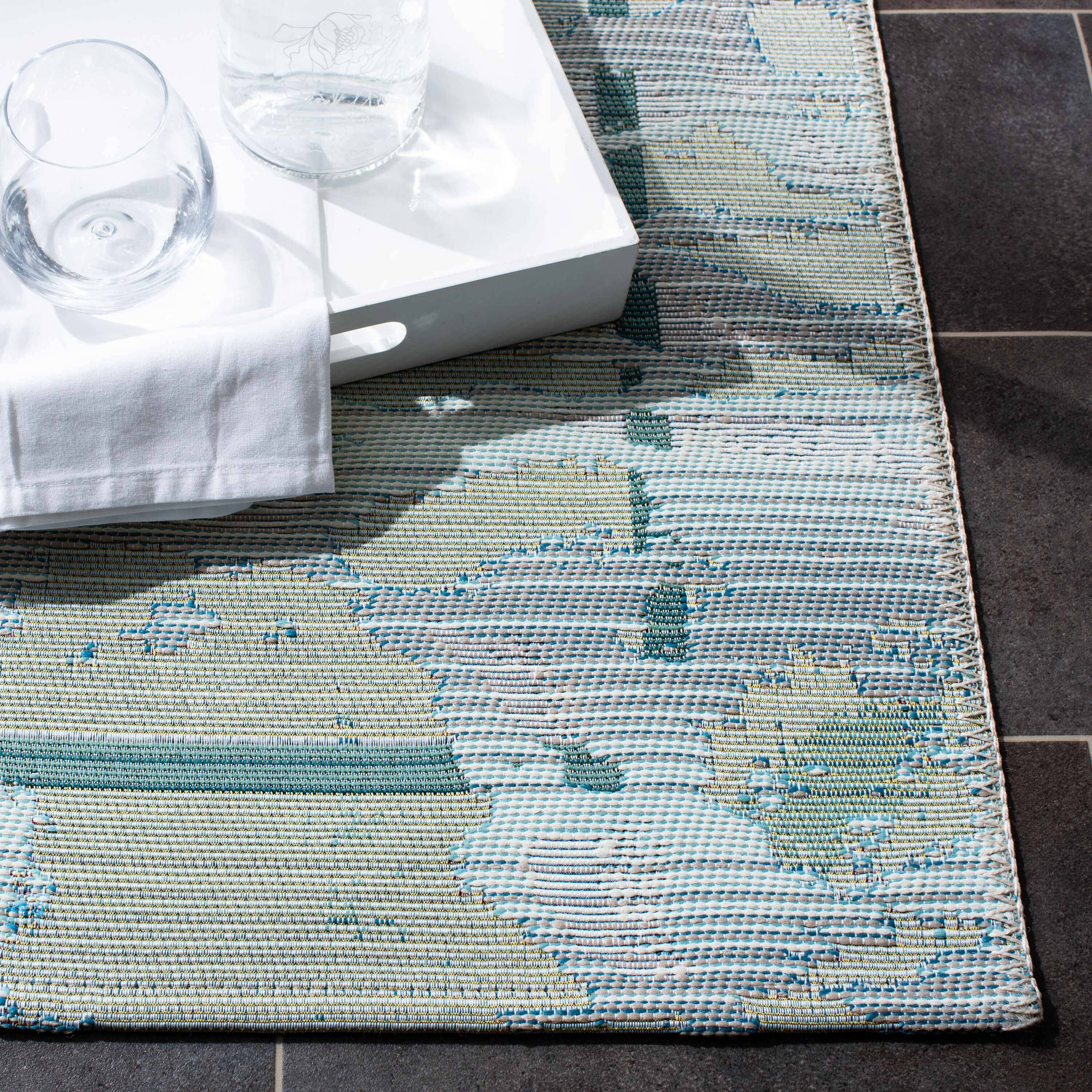 Teal and White Tropical Coral Design Synthetic 4' x 6' Area Rug