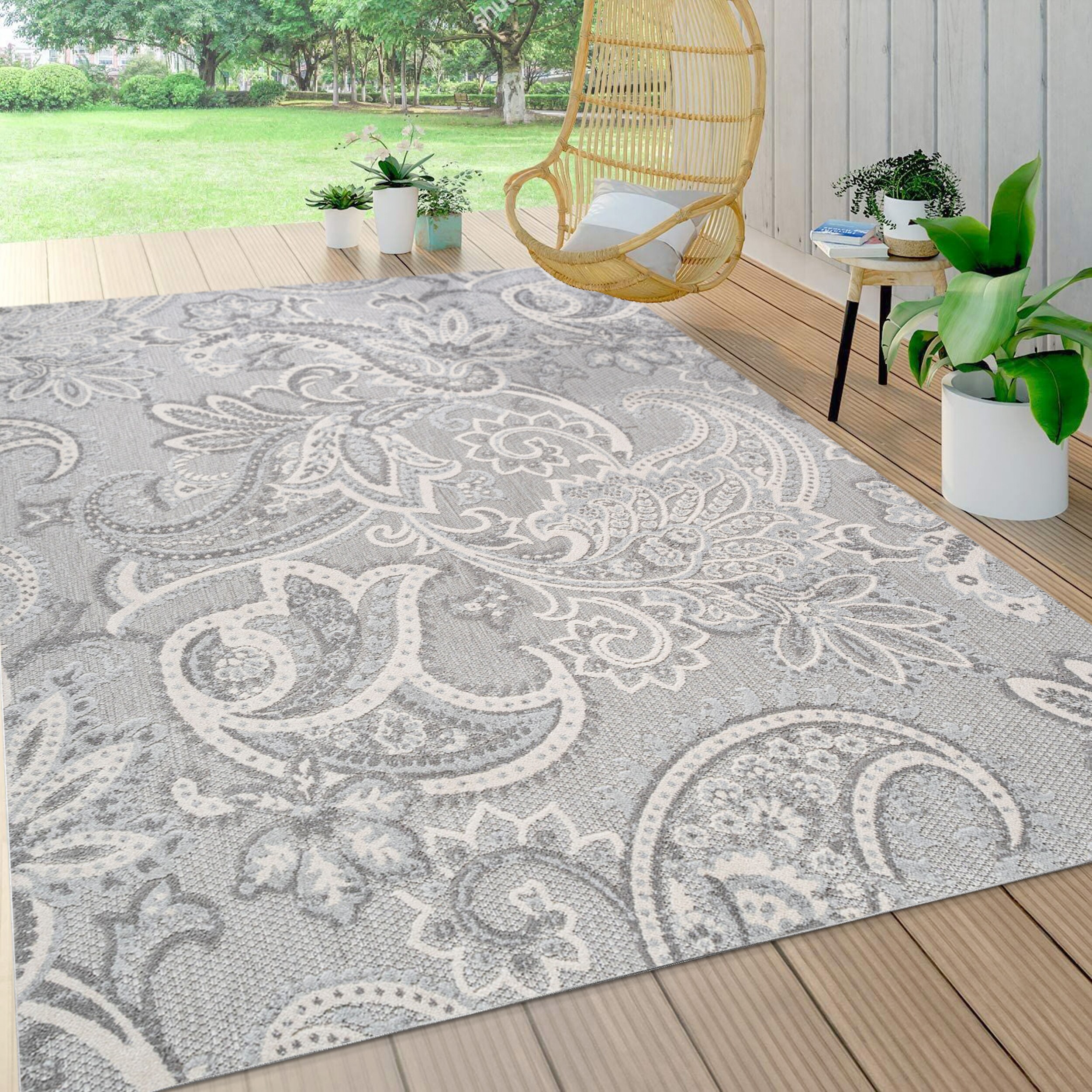 Light Gray and Ivory Paisley High-Low 5' x 8' Indoor/Outdoor Rug