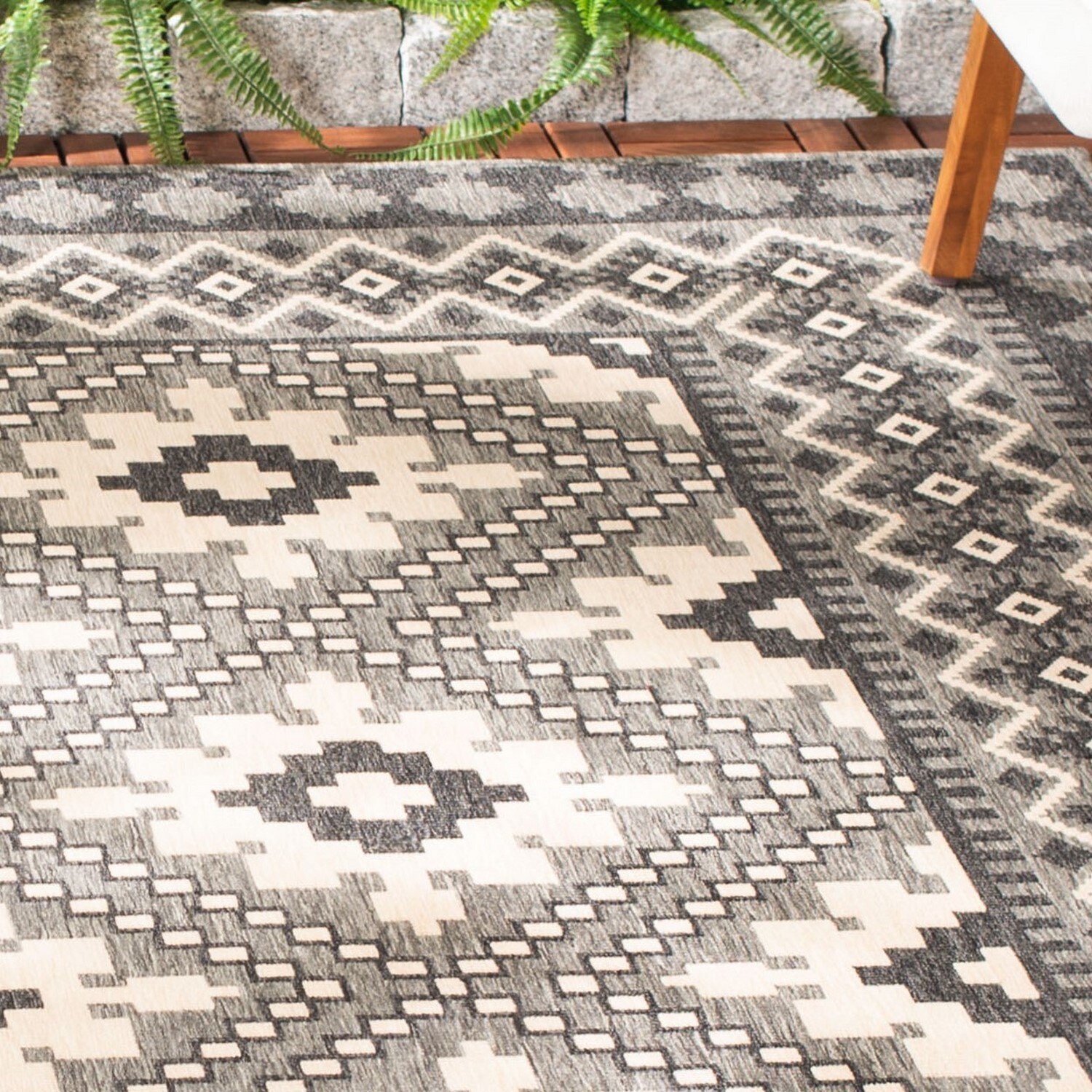 Safavieh Outdoor VER099-3435 Veranda Ivory / Charcoal Rug - 2' 3 x 18