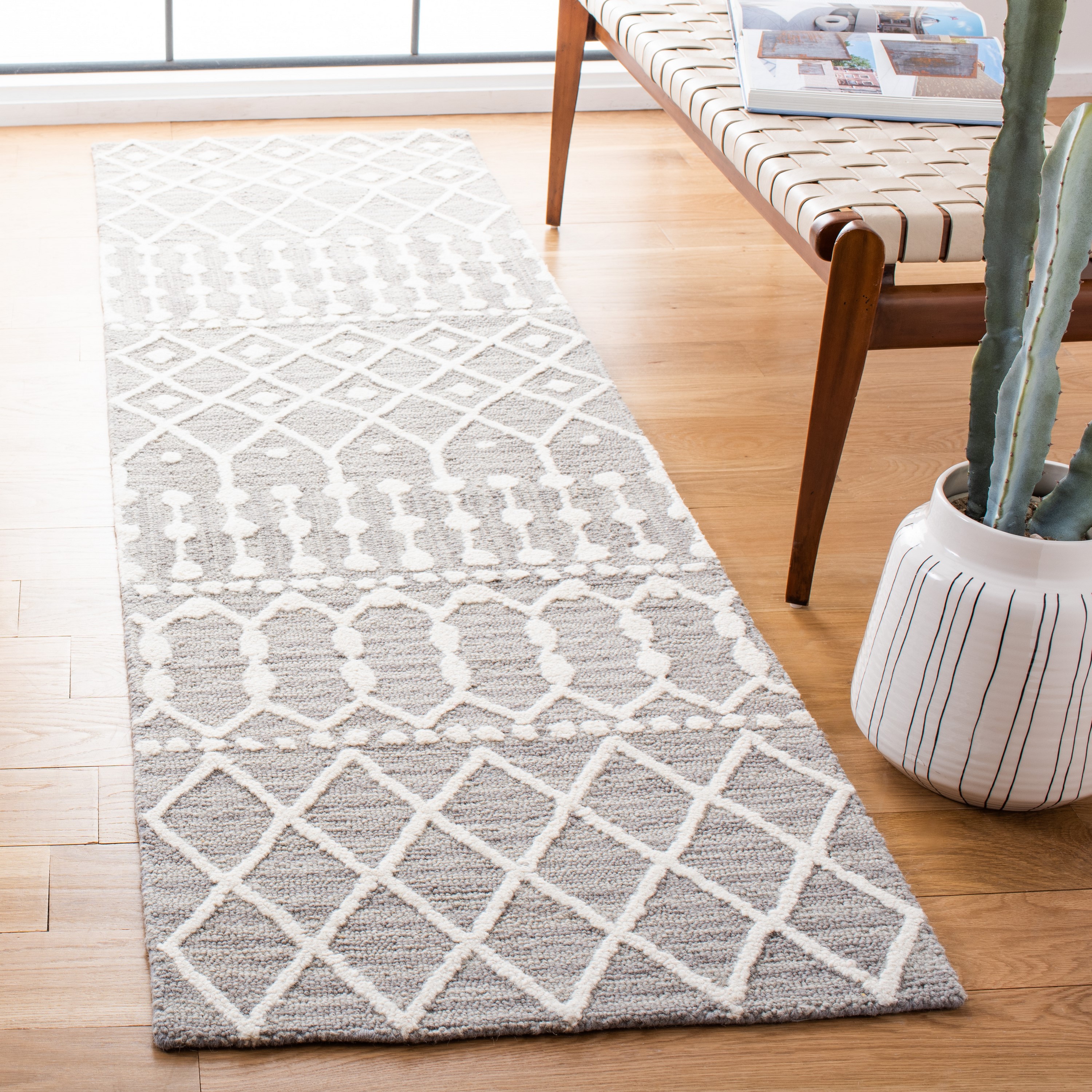 Safavieh BLM115F-28 Blossom Samantha 2 x 8 (ft) Tufted Wool Gray/Ivory Rectangular Indoor Abstract Runner rug