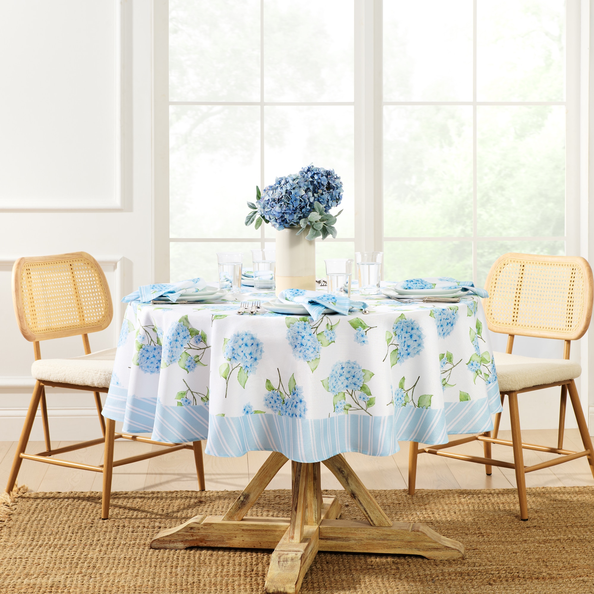 Elrene Home Fashions Nantucket Hydrangea Garden - 70 Round Indoor Multicolor Table Cover for 60-in round