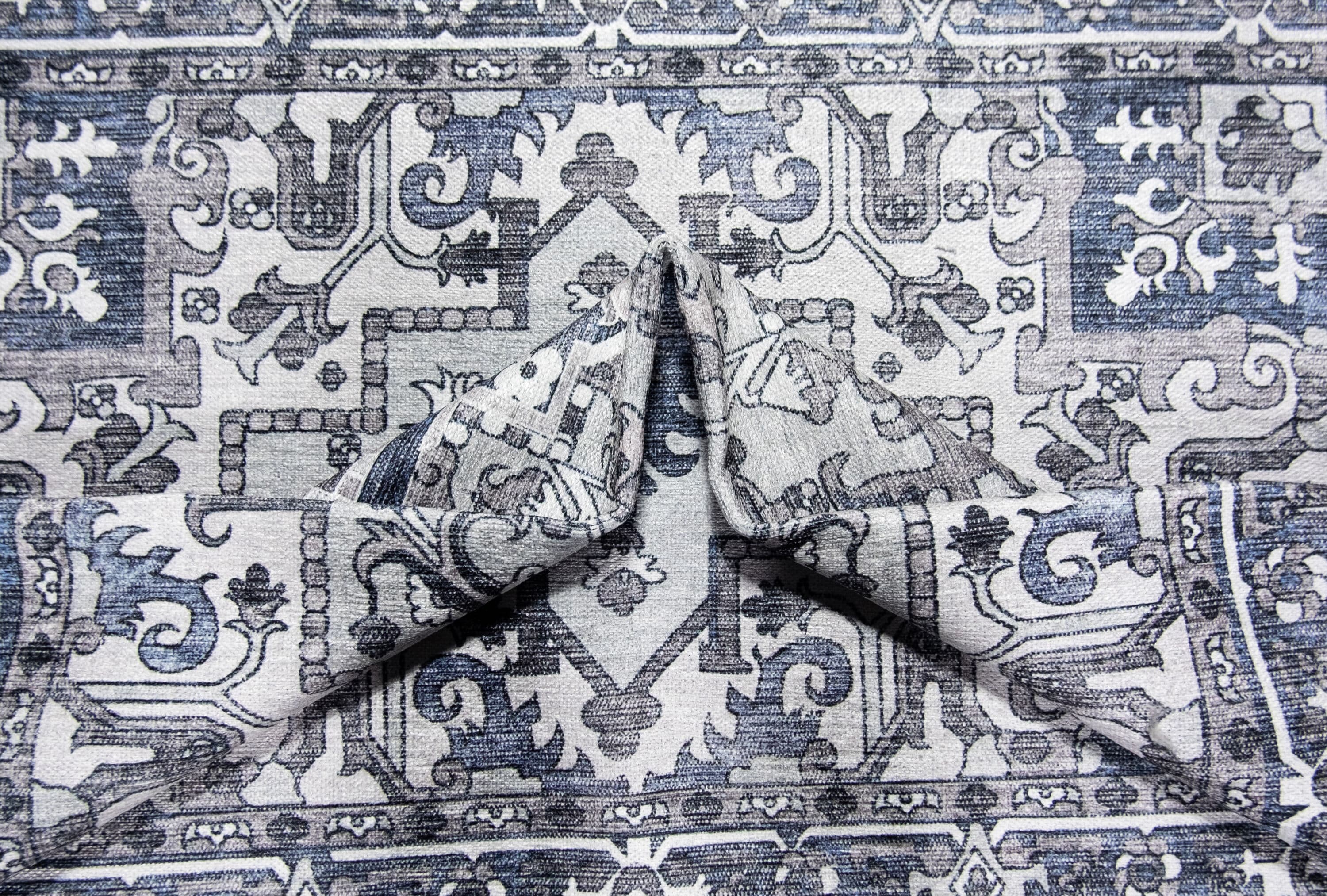 Lyla Blue and Gray Synthetic Traditional Washable 4' x 6' Area Rug