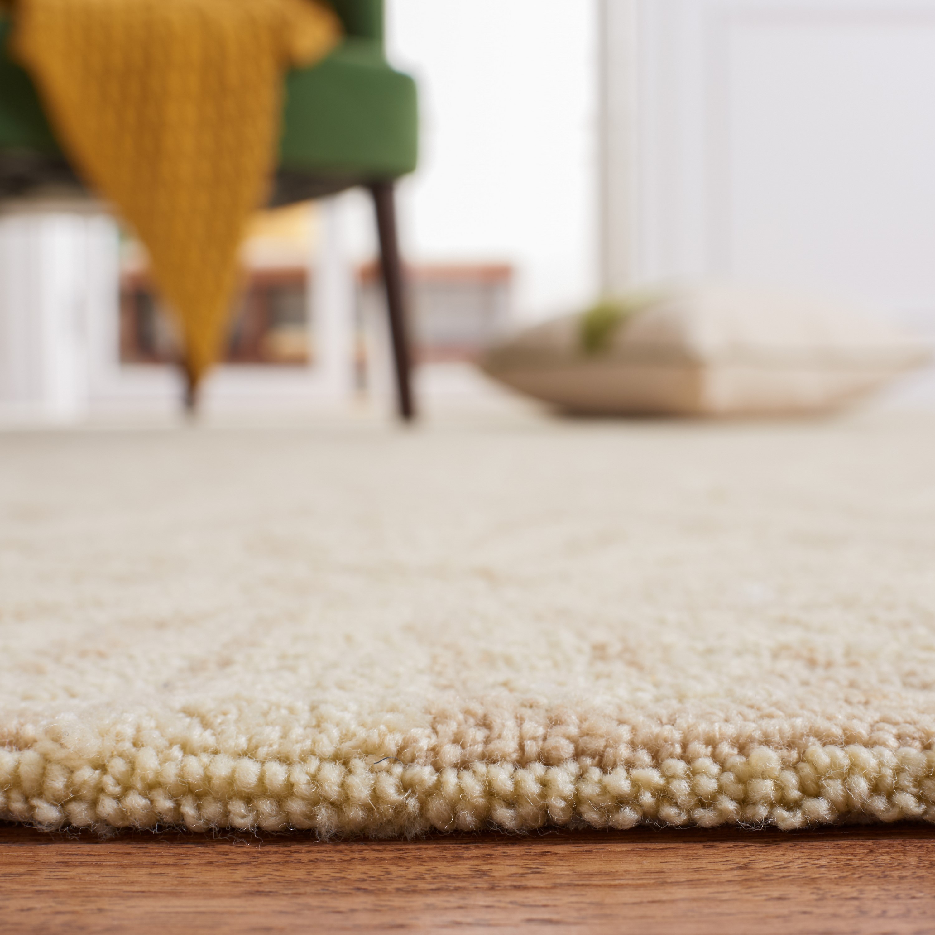 Creme Classic Elegance 4' x 6' Hand-Knotted Easy Care Rug