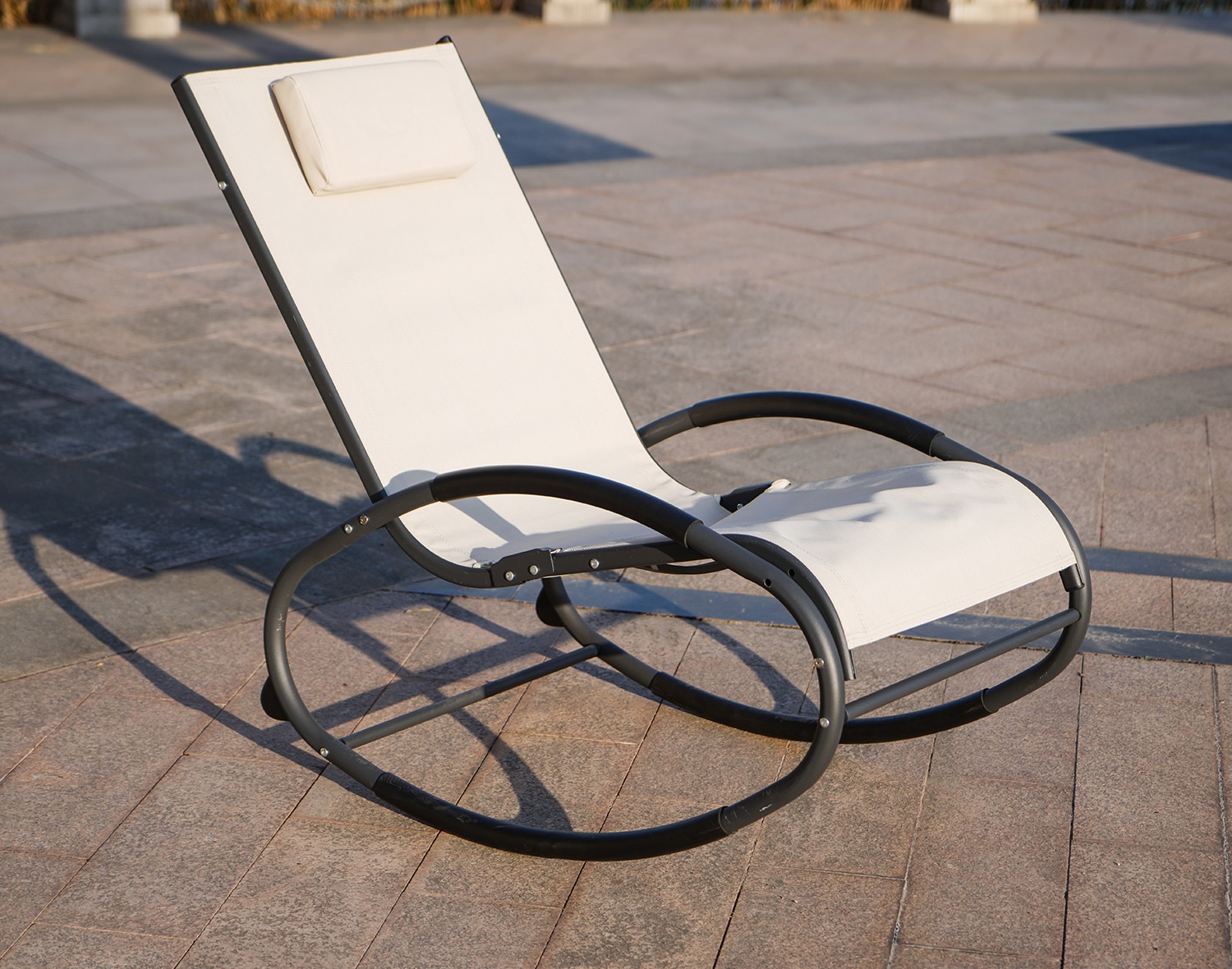 Direct Wicker DWL-008BE Alisa black Iron Frame Chaise Lounge Chair with Off-white Sling Seat