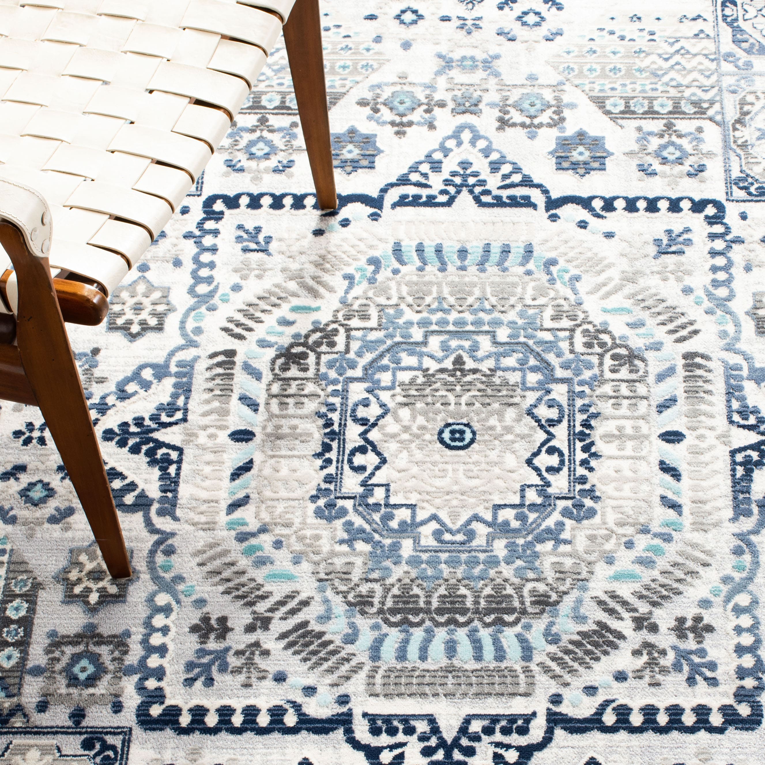 Elegant Gray and Cream Floral 4' x 6' Synthetic Wool Area Rug