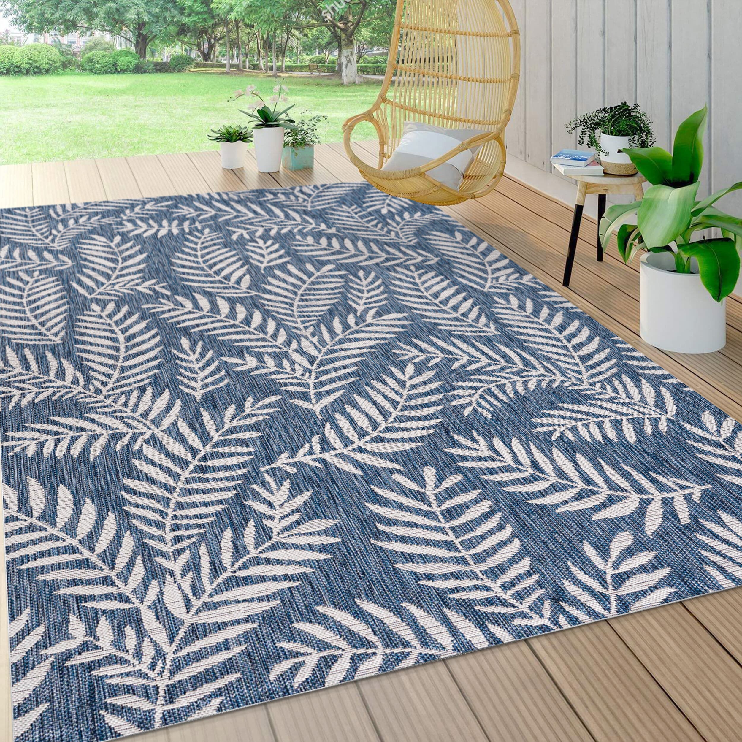 5' x 8' Navy and Ivory Palm Frond Indoor/Outdoor Area Rug