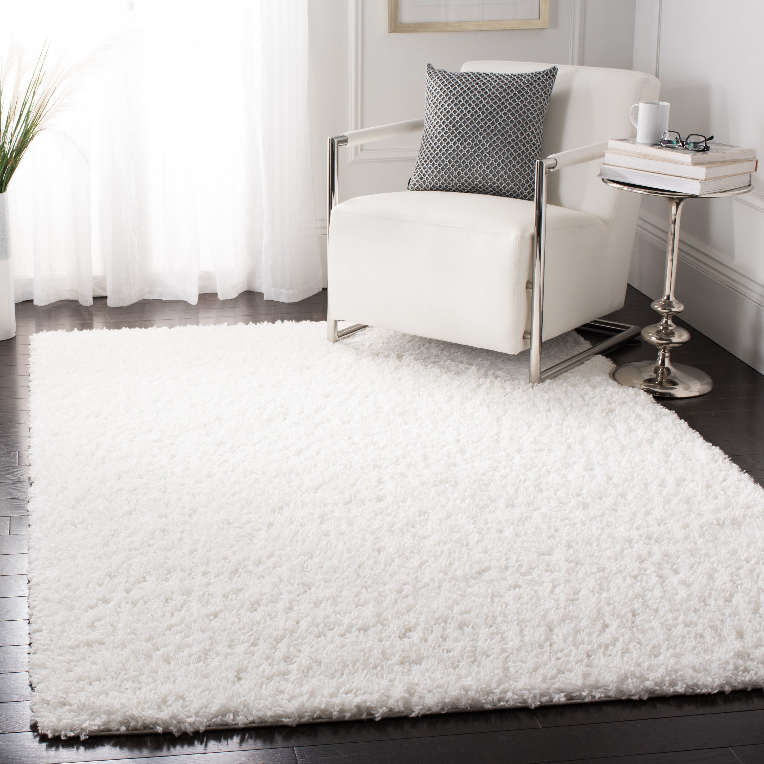 Safavieh AUG200A-5 August Shag 5 x 8 (ft) Loomed Polypropylene White Rectangular Indoor Solid Farmhouse/Cottage Area rug