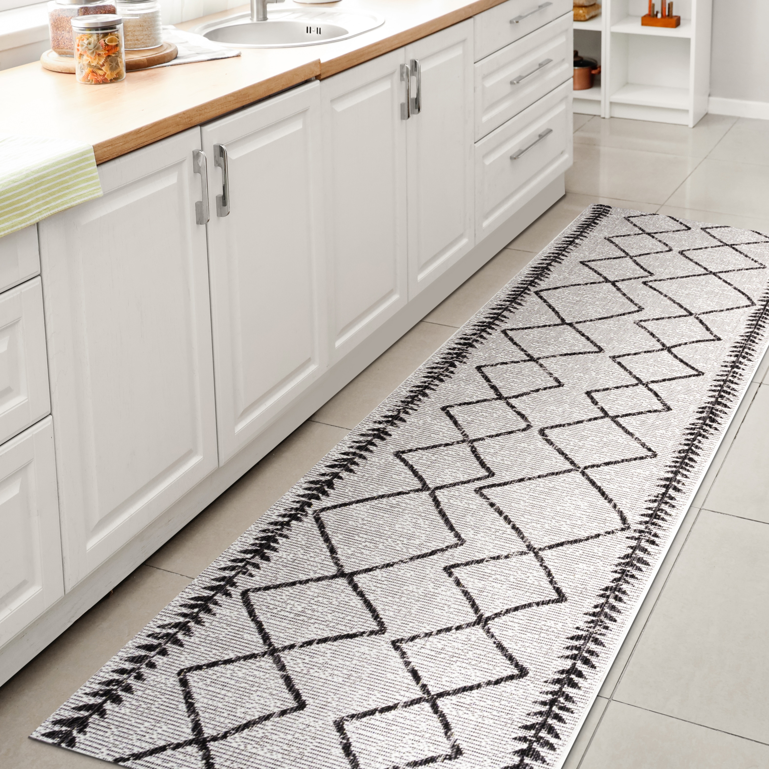 JONATHAN  Y SMB129D-210 Santa Monica Derya Tribal 2 x 10 (ft) Loomed Polypropylene Ivory/Black Rectangular Indoor/Outdoor Trellis Bohemian/Eclectic Runner rug
