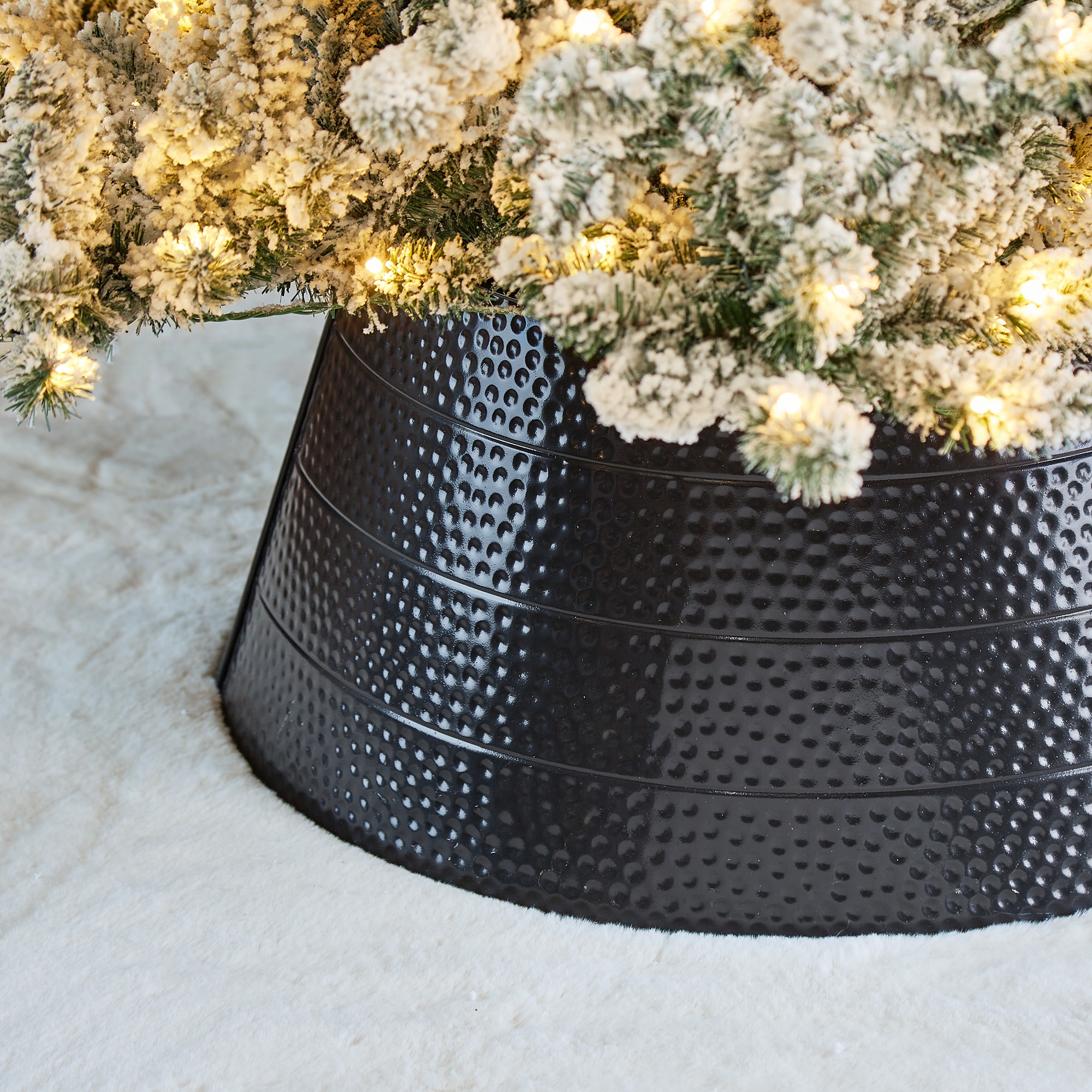 Glitzhome 26-in Black Tree Collar Tree Skirt 2010600007 at Lowes.com