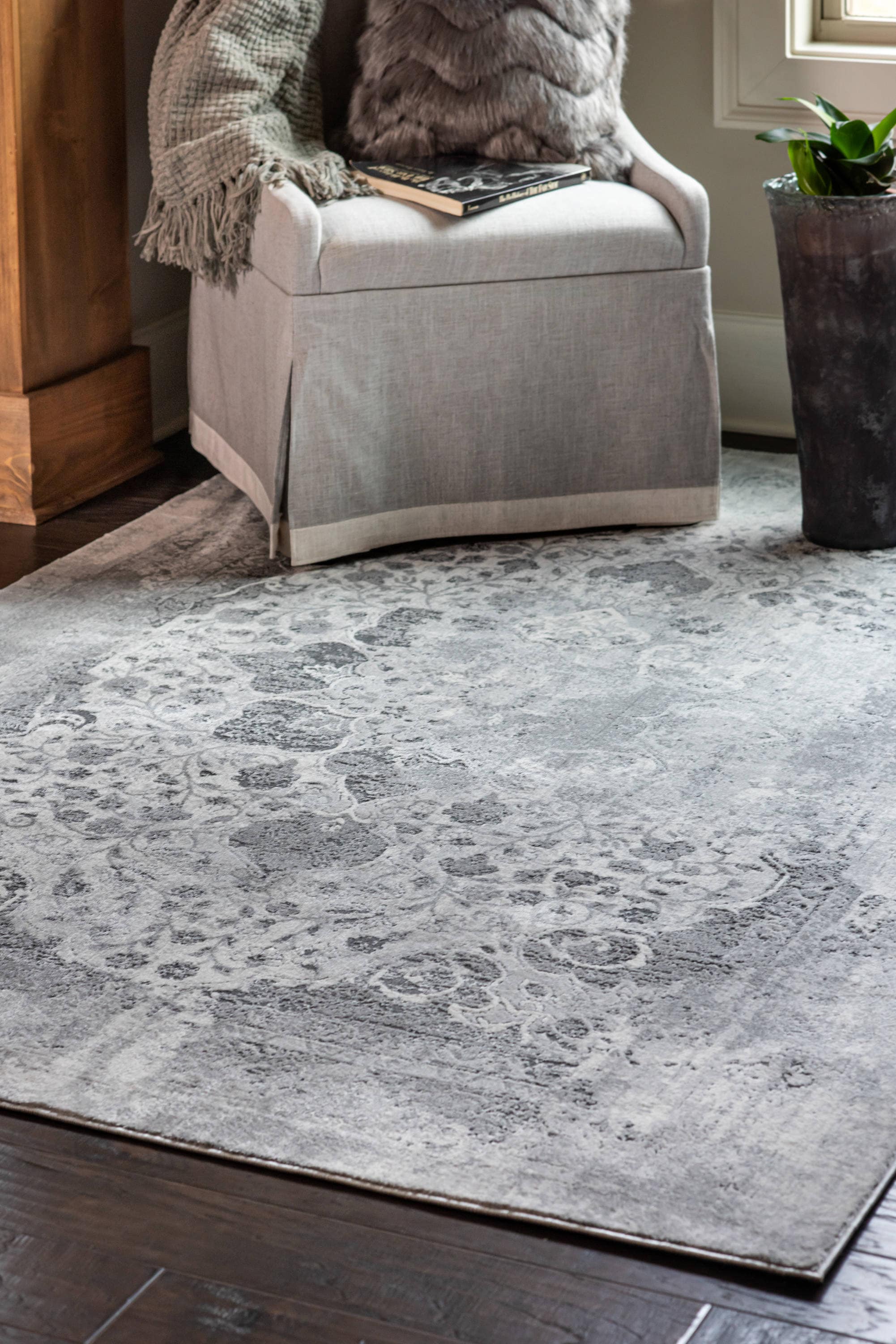 United Weavers Of America 4525 10372 24 Madrid 2 x 3 (ft) Polyester Gray Rectangular Indoor Medallion Area rug