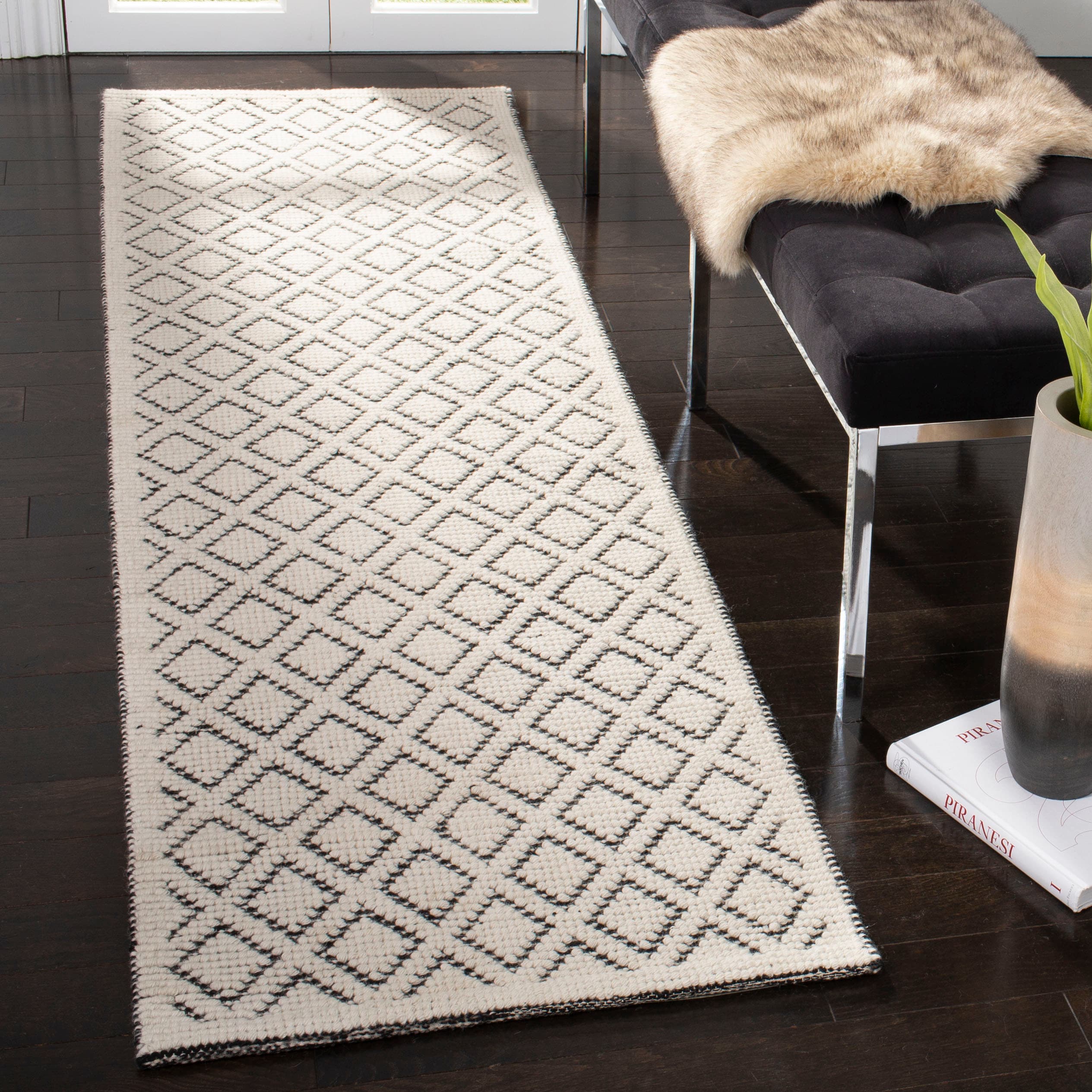 Safavieh VRM304Z-28 Vermont Groton 2 x 8 (ft) Wool Ivory/Black Rectangular Indoor Trellis Runner rug