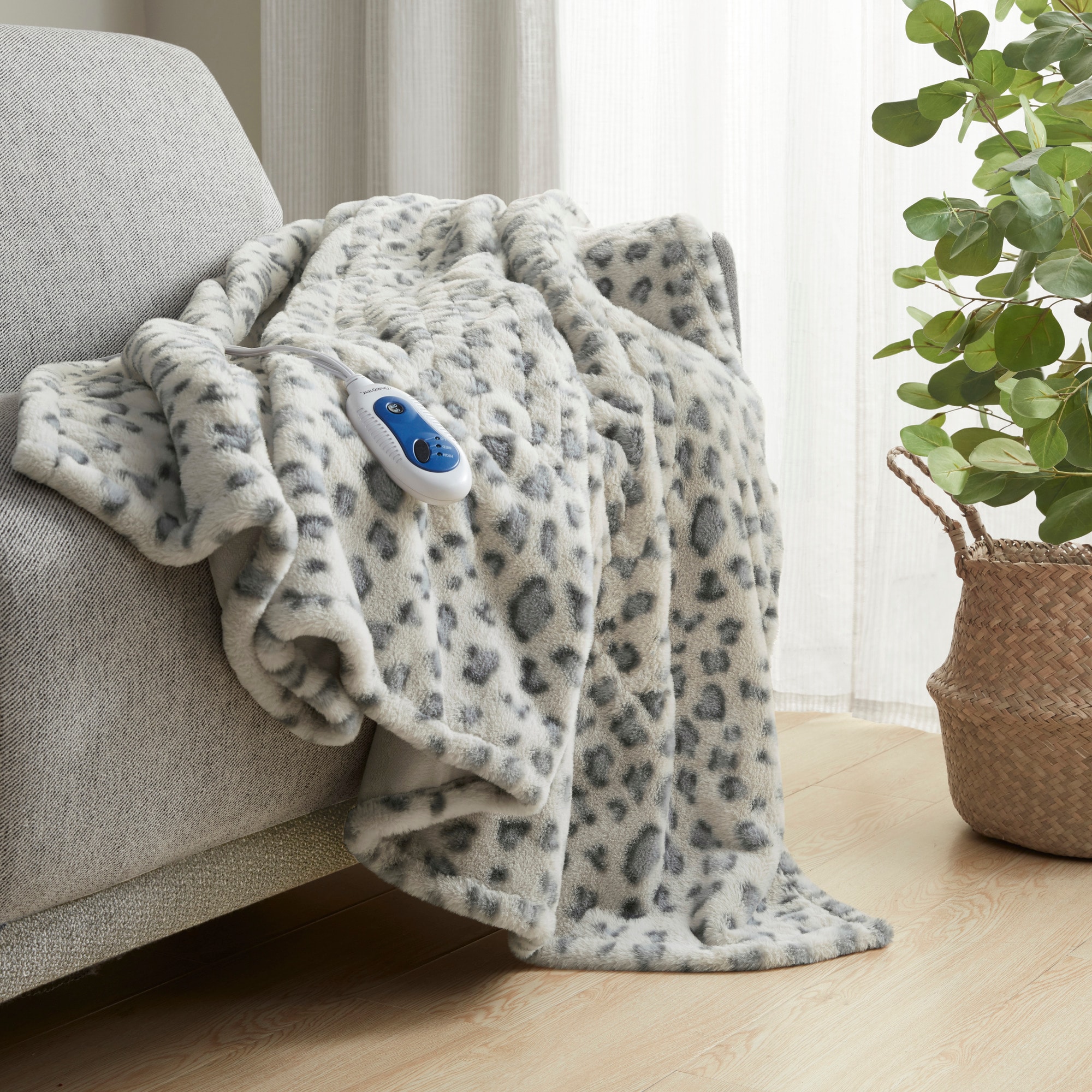Beautyrest BR54-4182 Grey Leopard 50-in x 70-in Polyester Throw