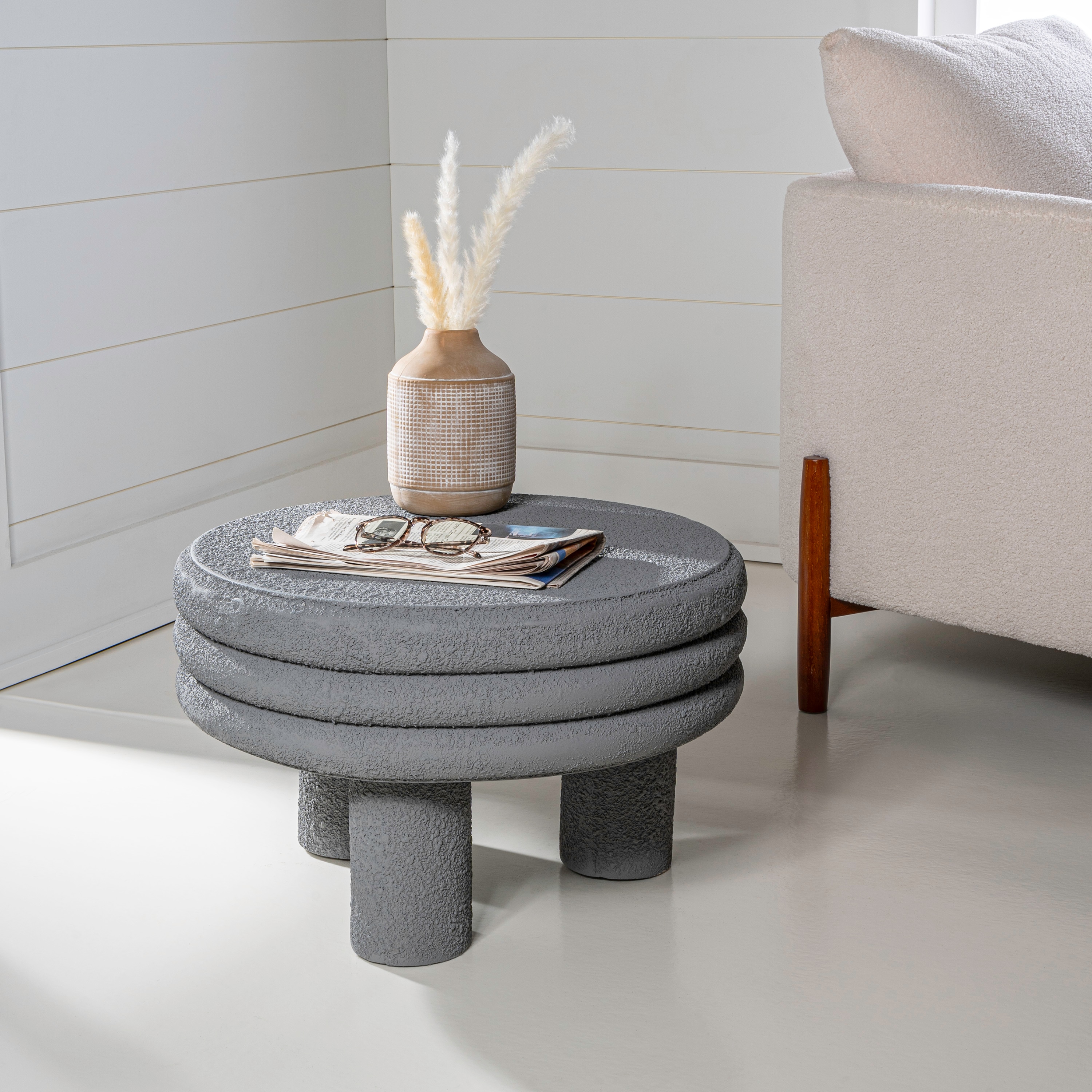 JONATHAN  Y TBL1105C Rashida Contemporary Minimalist Curvy Round Outdoor End Table 21.75-in W x 21.75-in L