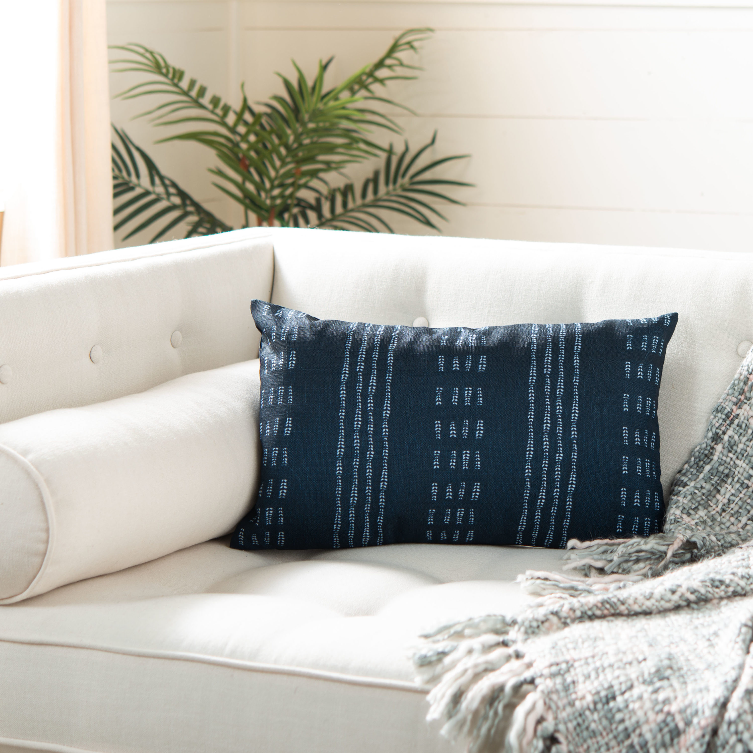 Safavieh PLS7094A-1220 Madelyn 12-in x 20-in Deep Blue/White Rectangular Indoor Decorative Pillow