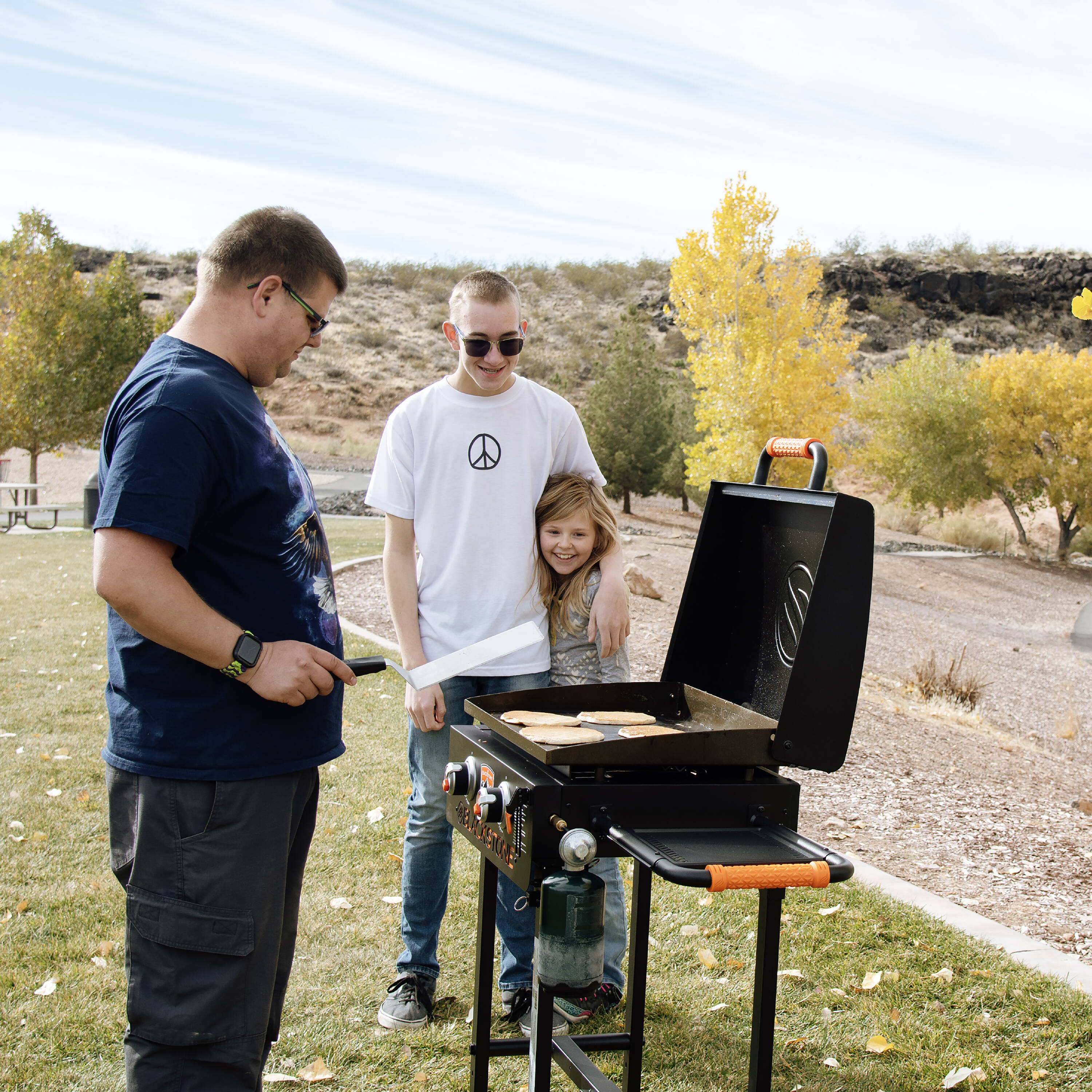 Blackstone On the Go Tailgater Griddle Combo 534-Sq in Black Portable Gas  Grill in the Portable Grills department at