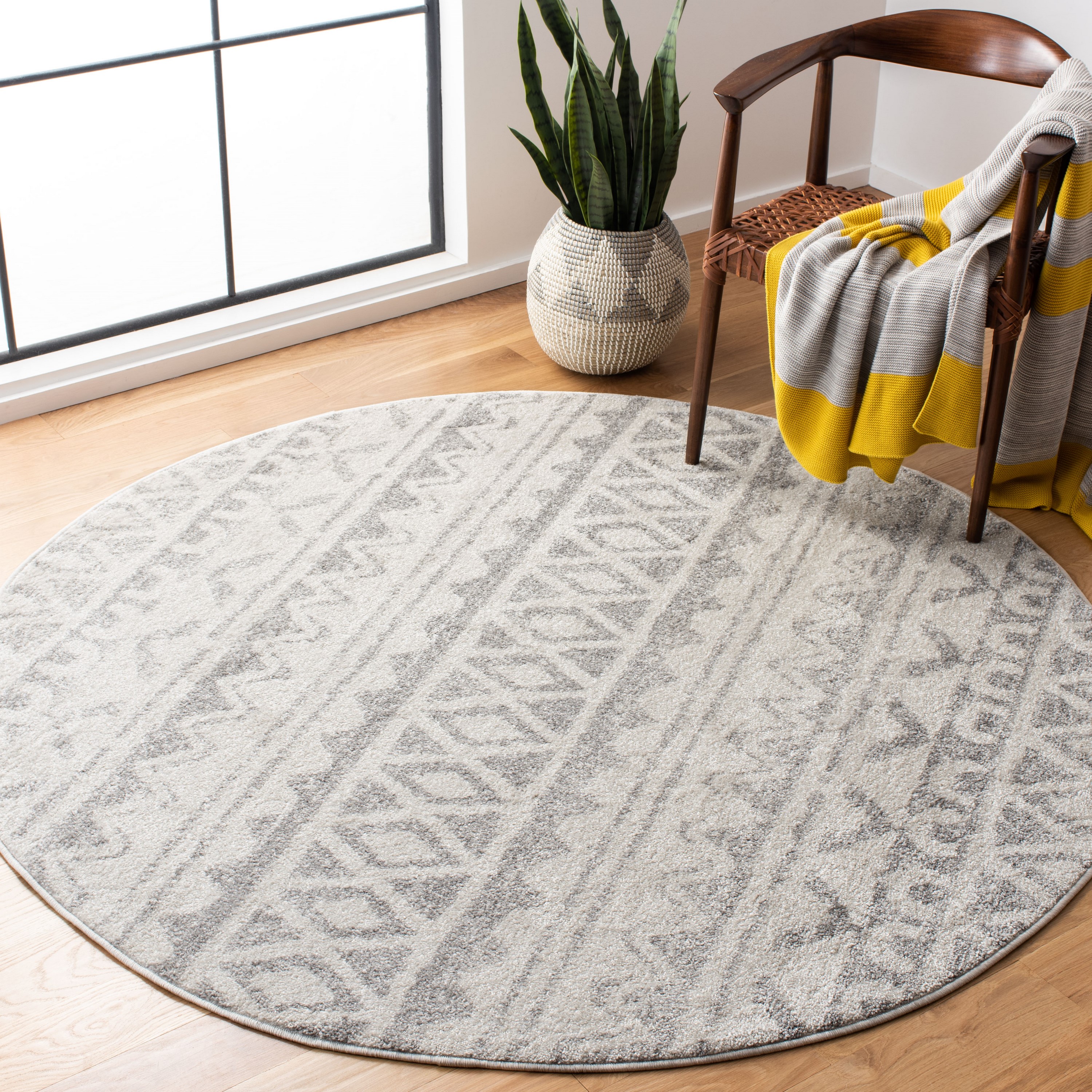 Safavieh ADR119B-6R Adirondack Gage 6 x 6 (ft) Loomed Polypropylene Ivory/Gray Round Indoor Distressed/Overdyed Lodge Area rug