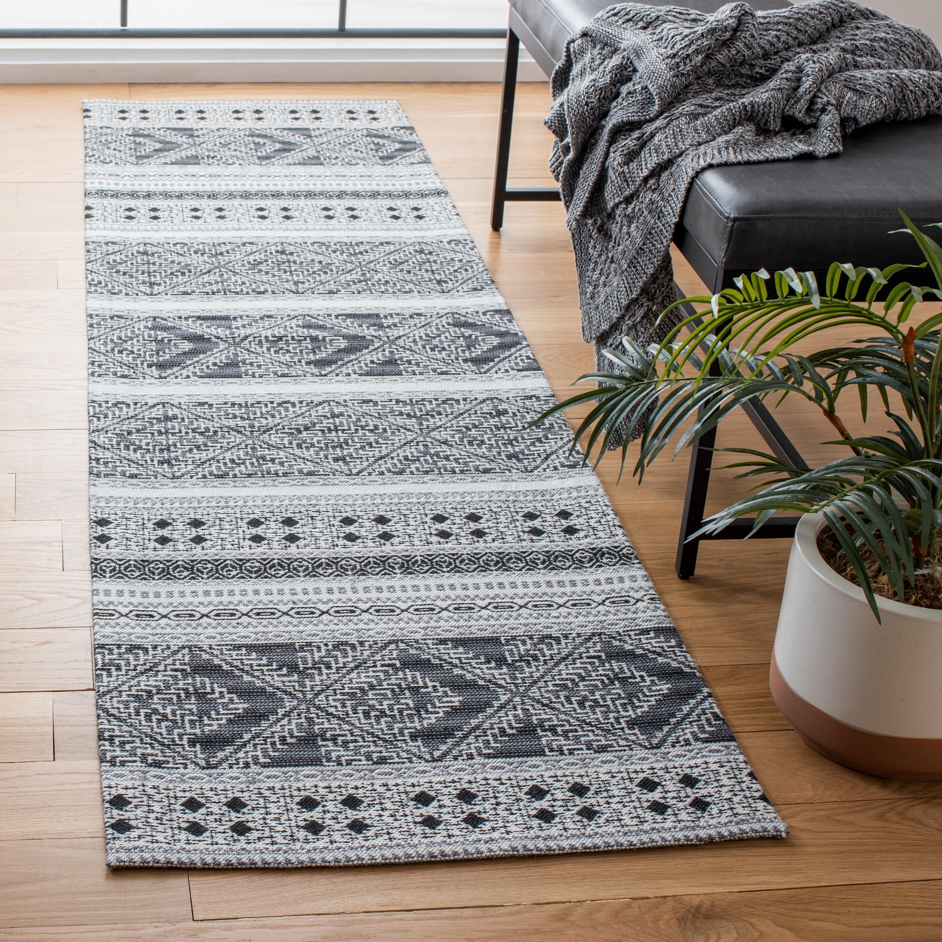 Safavieh CLV717Z-28 Classic Vintage Massouma 2 x 8 (ft) Polyester Black Rectangular Indoor Geometric Bohemian/Eclectic Runner rug