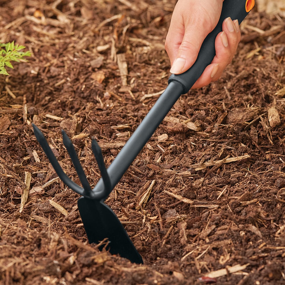 Brinly 9-in Poly Hand Seeder for Small Areas - 5 lb. Capacity, Adjustable  Flow Gate, Easy Scoop and Spread in the Garden Hand Tools department at