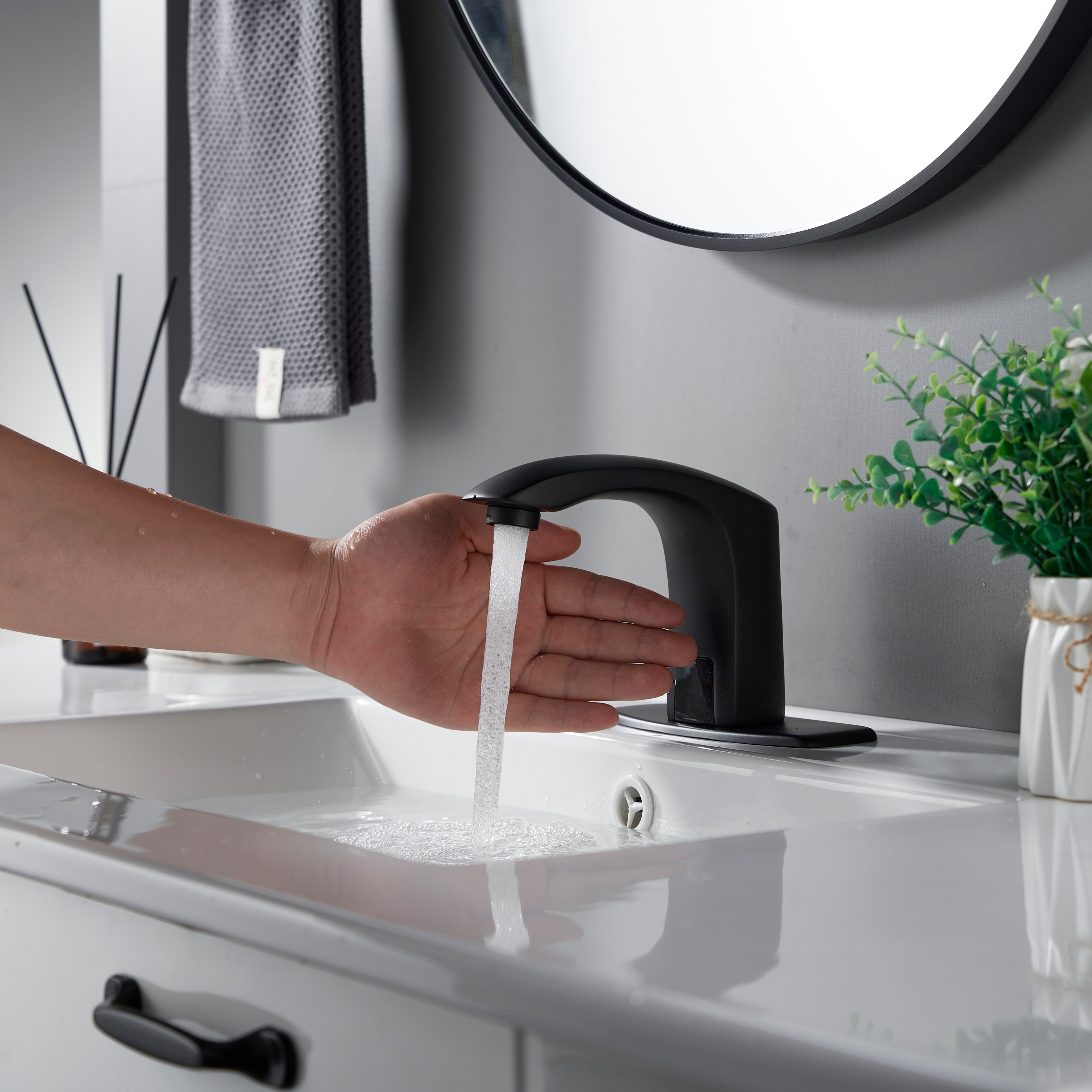 FURUISI pro Matte Black Single hole Touchless Low-arc Commercial/Residential Touchless Bathroom Sink Faucet