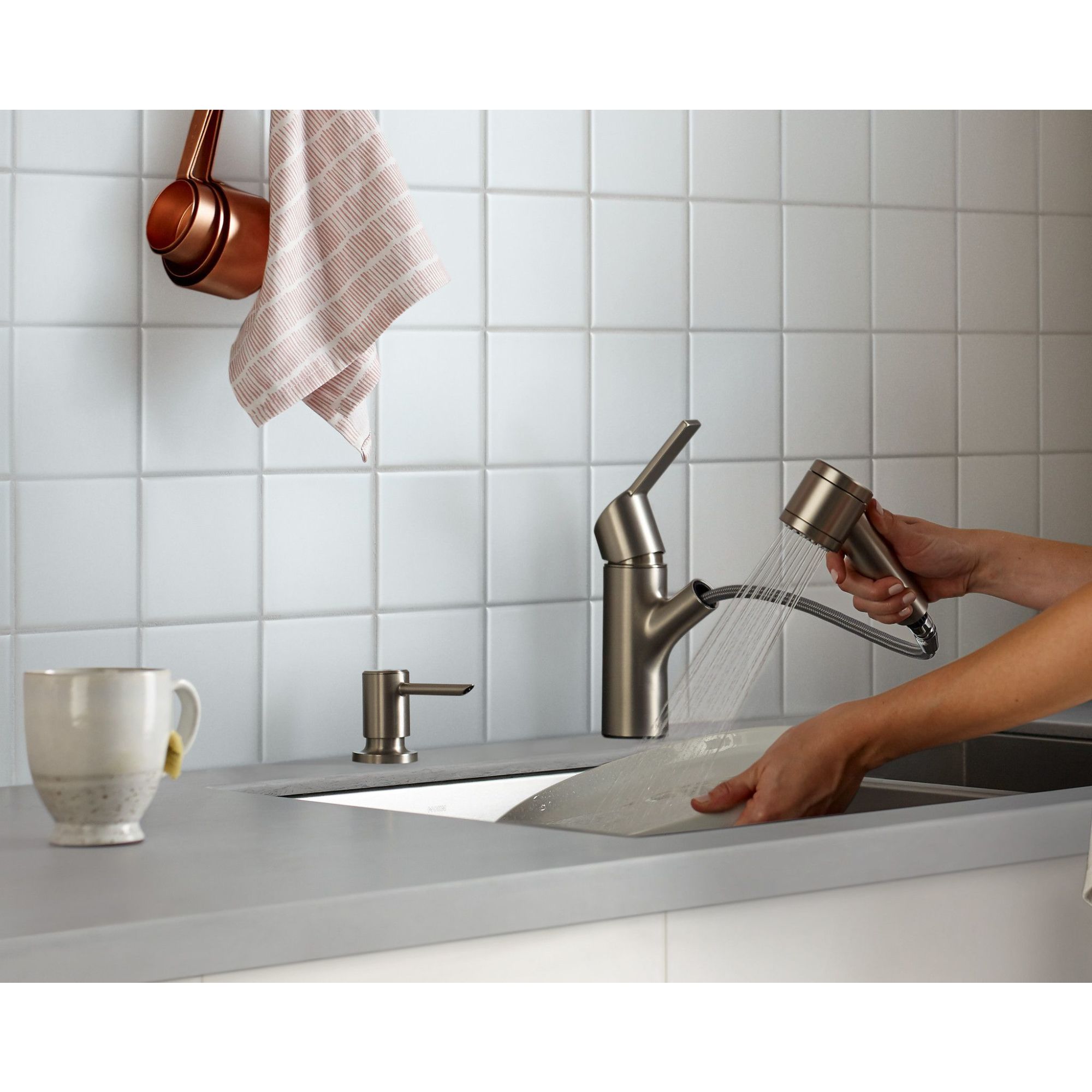 Moen Sombra Spot Resist Stainless Single Handle Pullout Kitchen Faucet