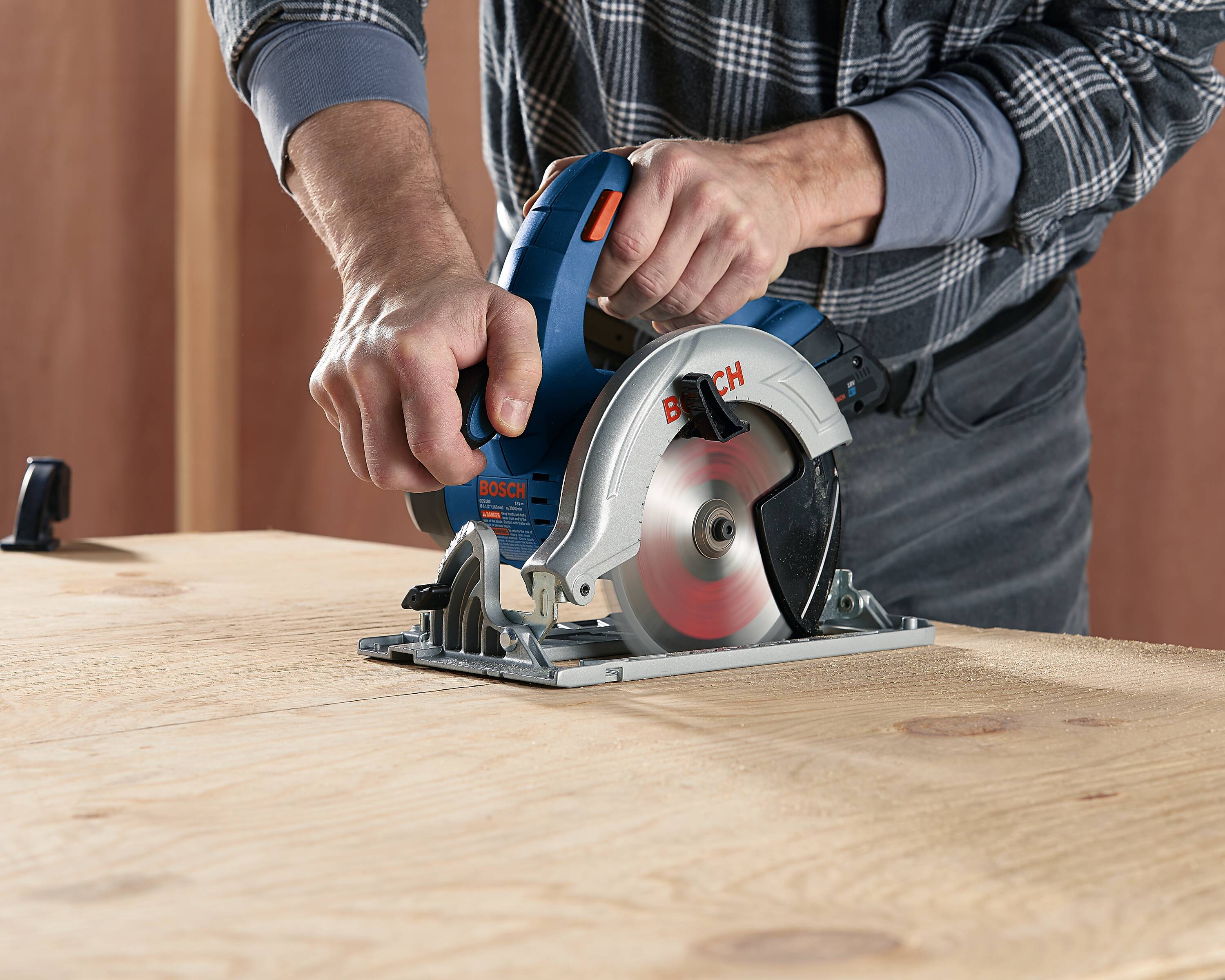 Bosch 18-volt 2-Amp 6-1/2-in Cordless Circular Saw (Bare Tool) in the  Circular Saws department at