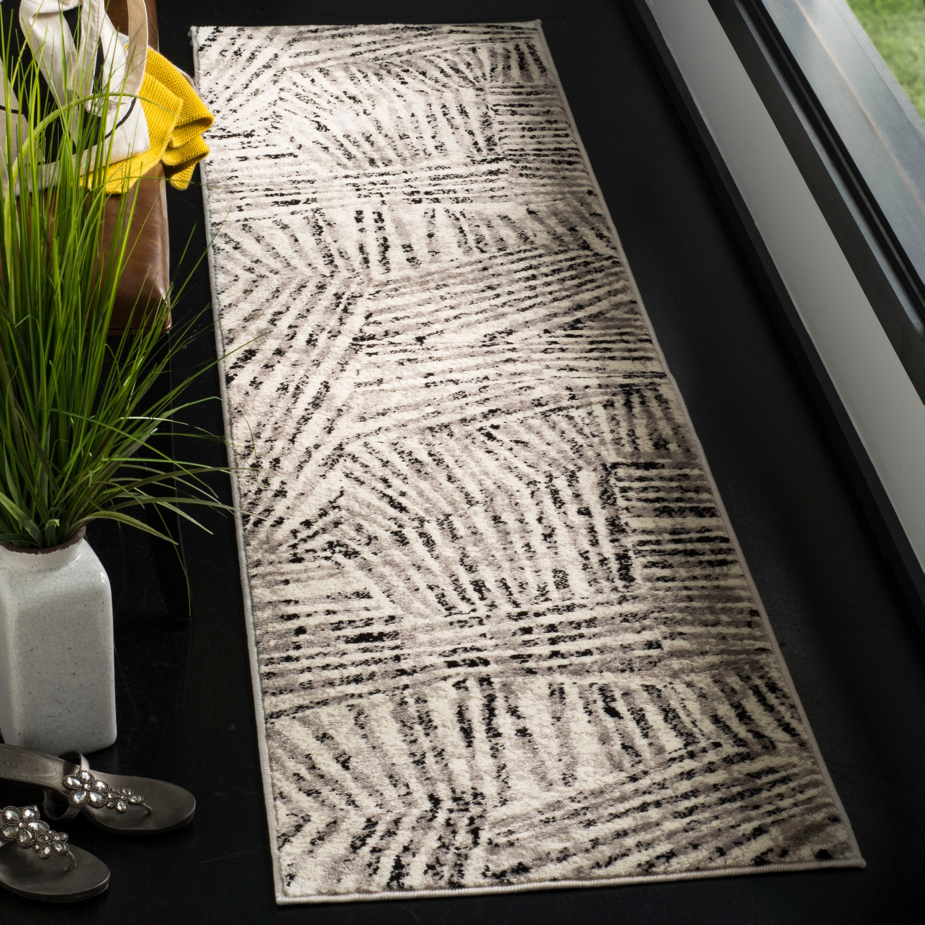 Safavieh SKY191K-28 Skyler Inazi 2 x 8 (ft) Loomed Polypropylene Gray/Ivory Rectangular Indoor Abstract Runner rug