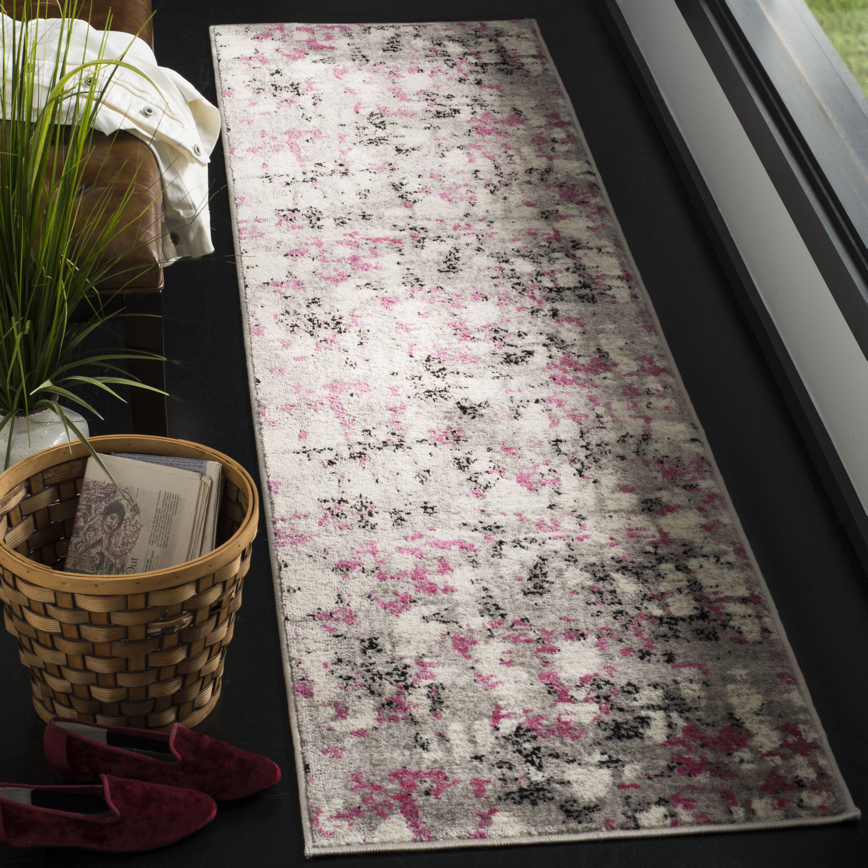 Safavieh SKY193P-28 Skyler Zinca 2 x 8 (ft) Loomed Polypropylene Gray/Pink Rectangular Indoor Abstract Runner rug