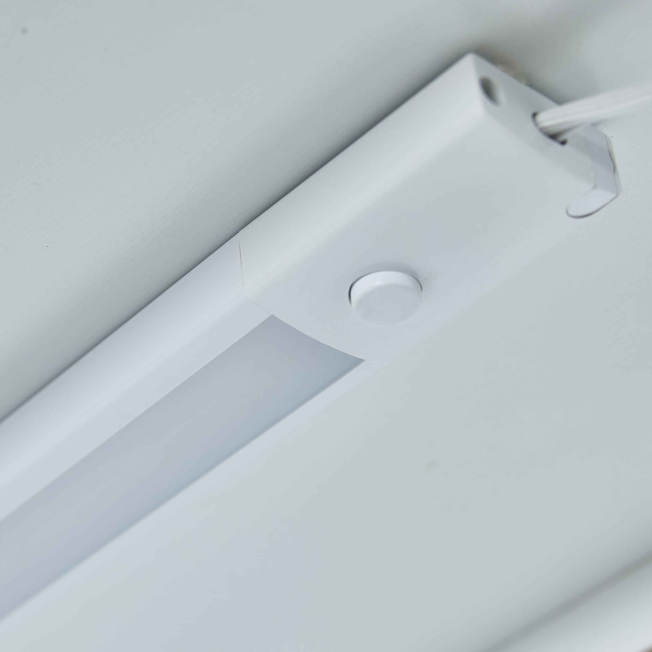 Utilitech Slim Design 18 in Plug in LED Under Cabinet Light Bar Light UC1139 WHG 18LF0 U at Lowes