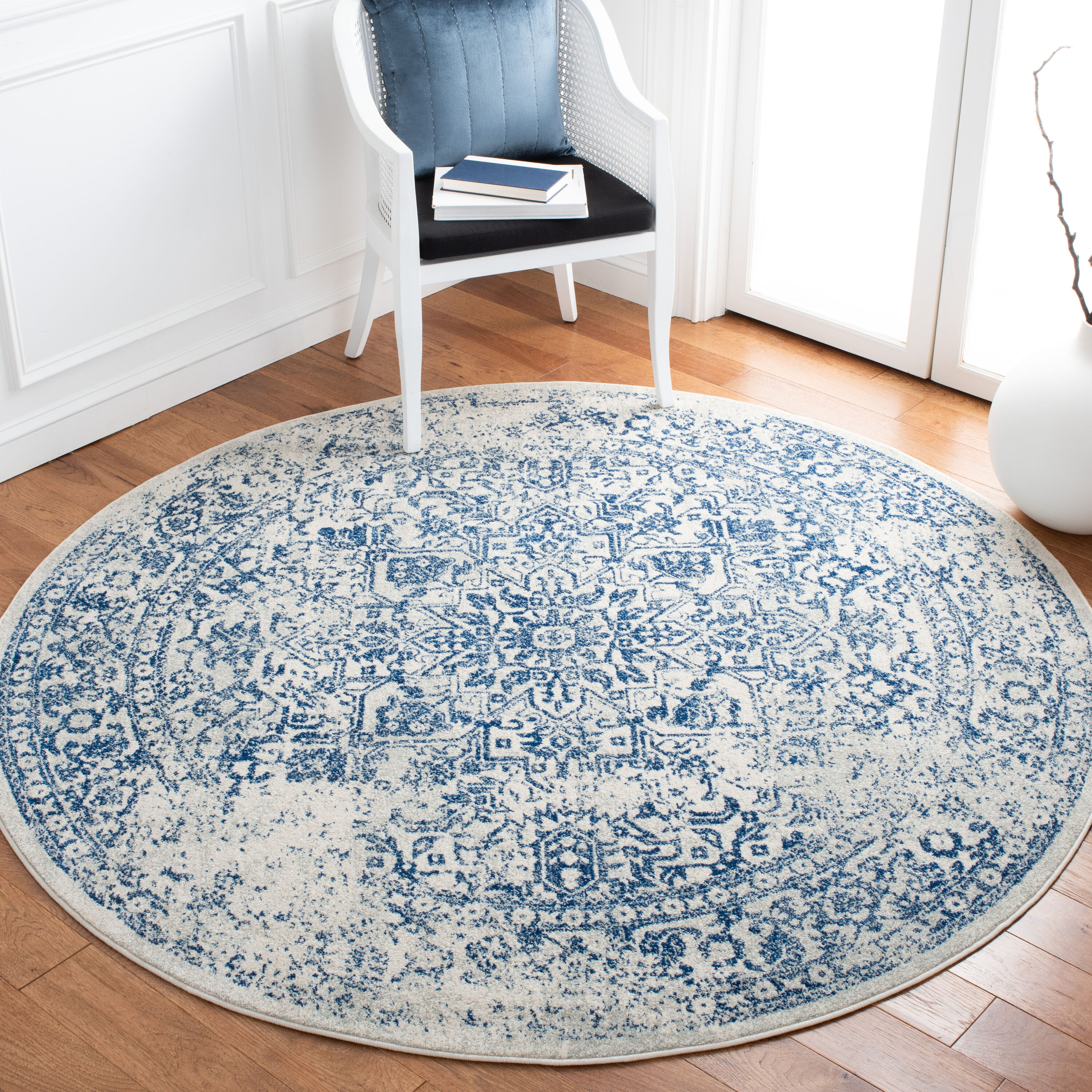 Safavieh EVK256N-7R Evoke 256F Ivory Navy Traditional Round 6ft-7-in x 6ft-7-in Rug
