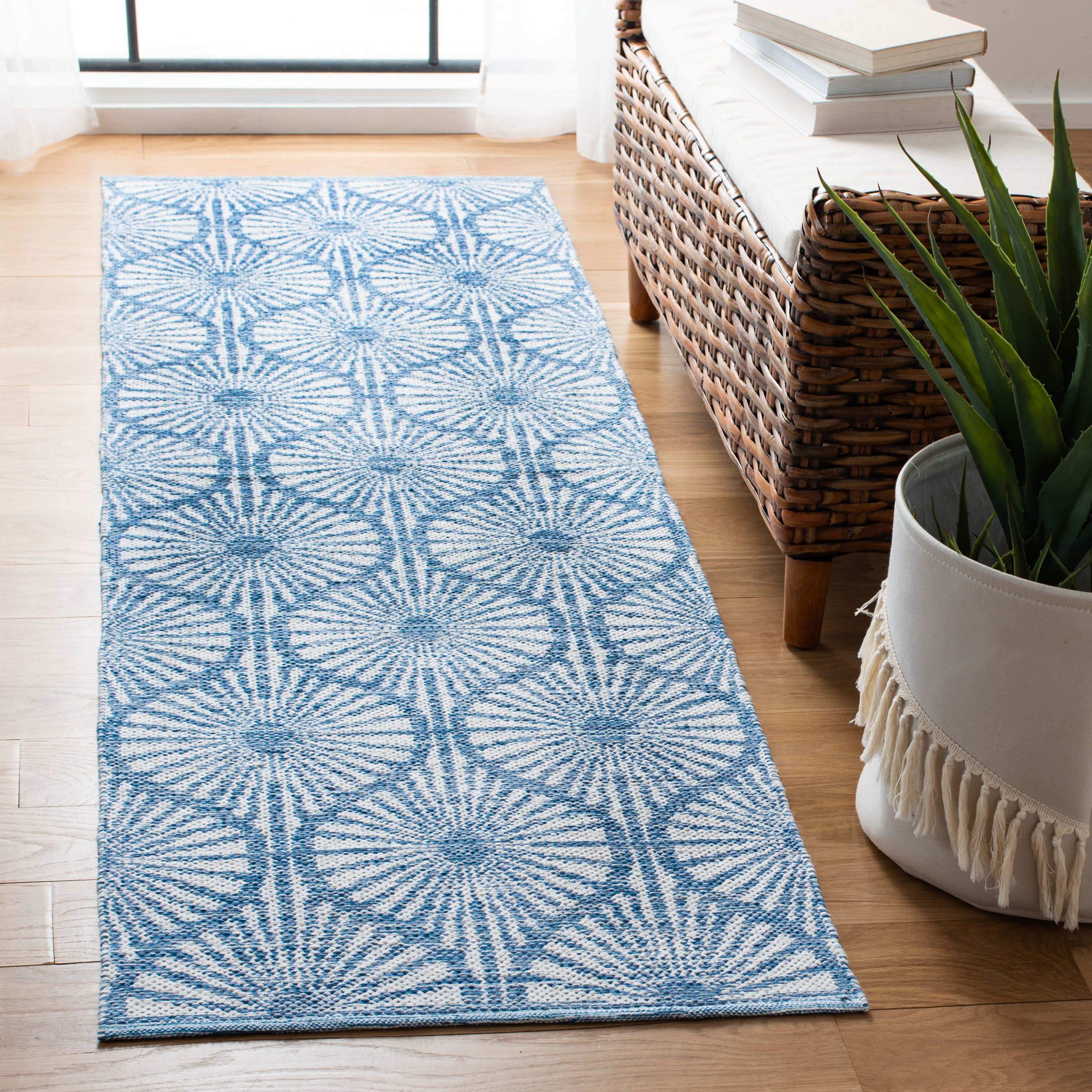 Safavieh MTK606B-27 Montauk Biloxi 2 x 7 (ft) Cotton Blue/Ivory Rectangular Indoor Abstract Runner rug