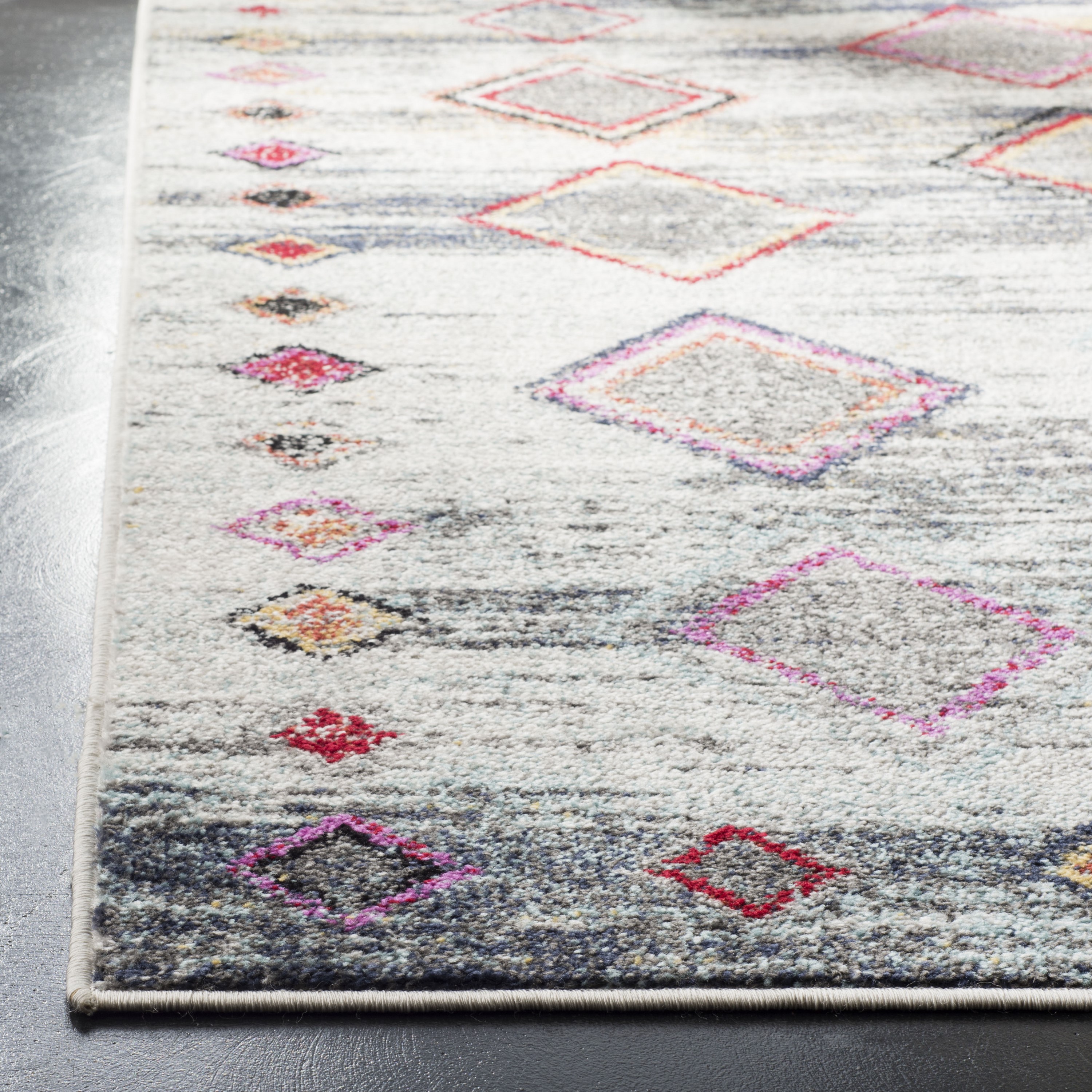 Light Gray and Red Geometric Synthetic Area Rug 5'1" x 7'6"