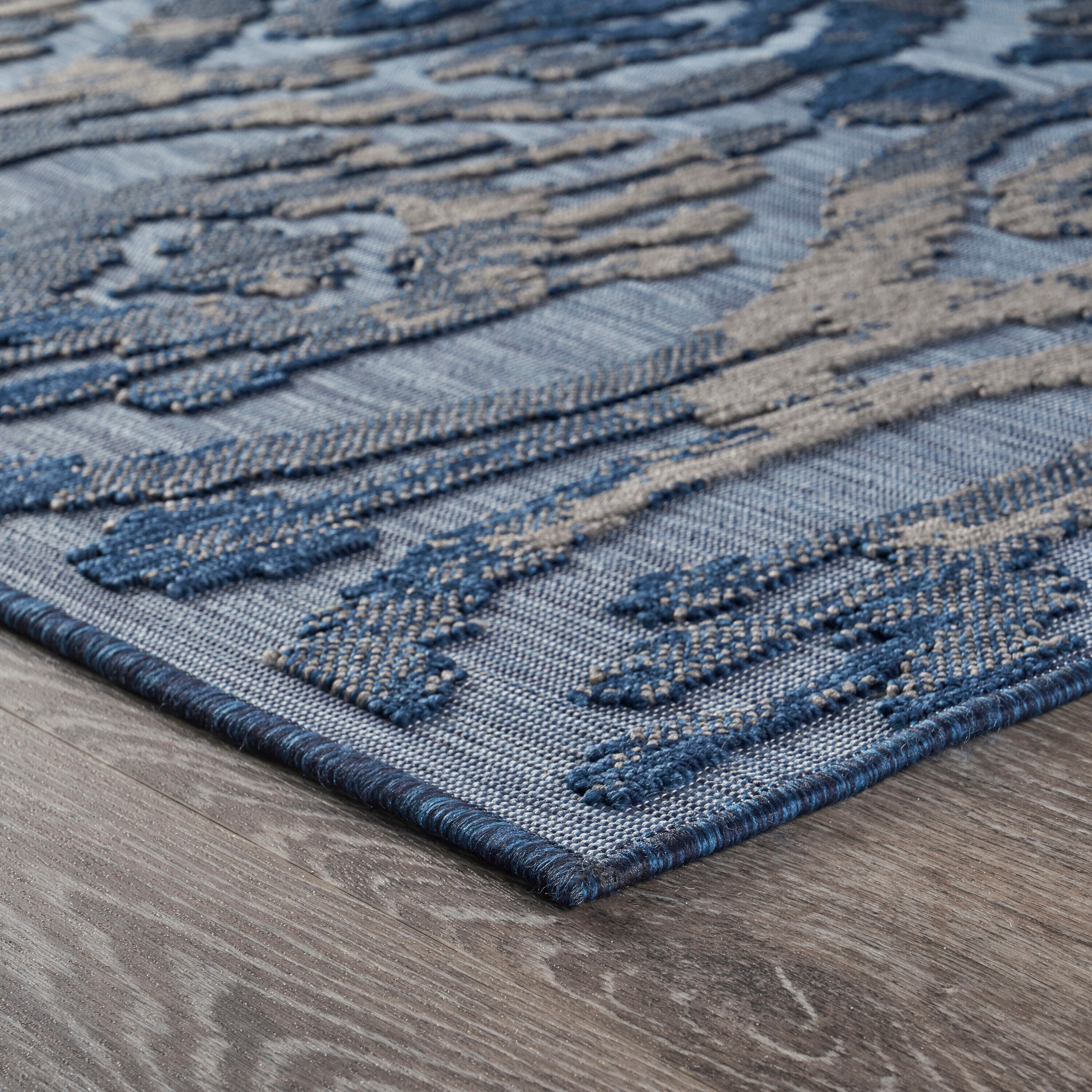 Reversible Blue Ikat 5' x 7' Indoor/Outdoor Synthetic Rug